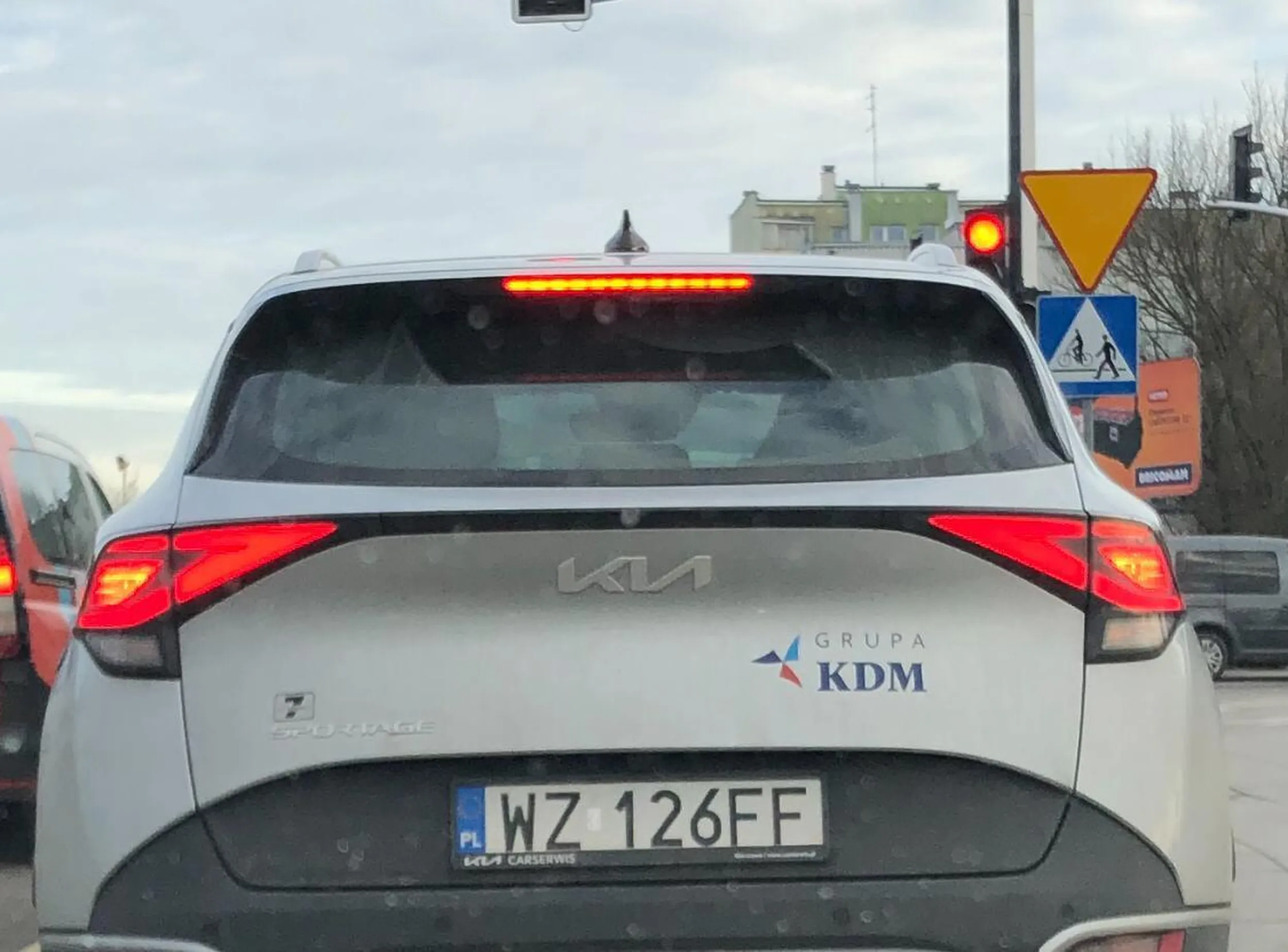 Totalny kretyn. Wyprzedził kolumnę samochodów, żeby ją od razu shamować do zera, bo skręcał w prawo.