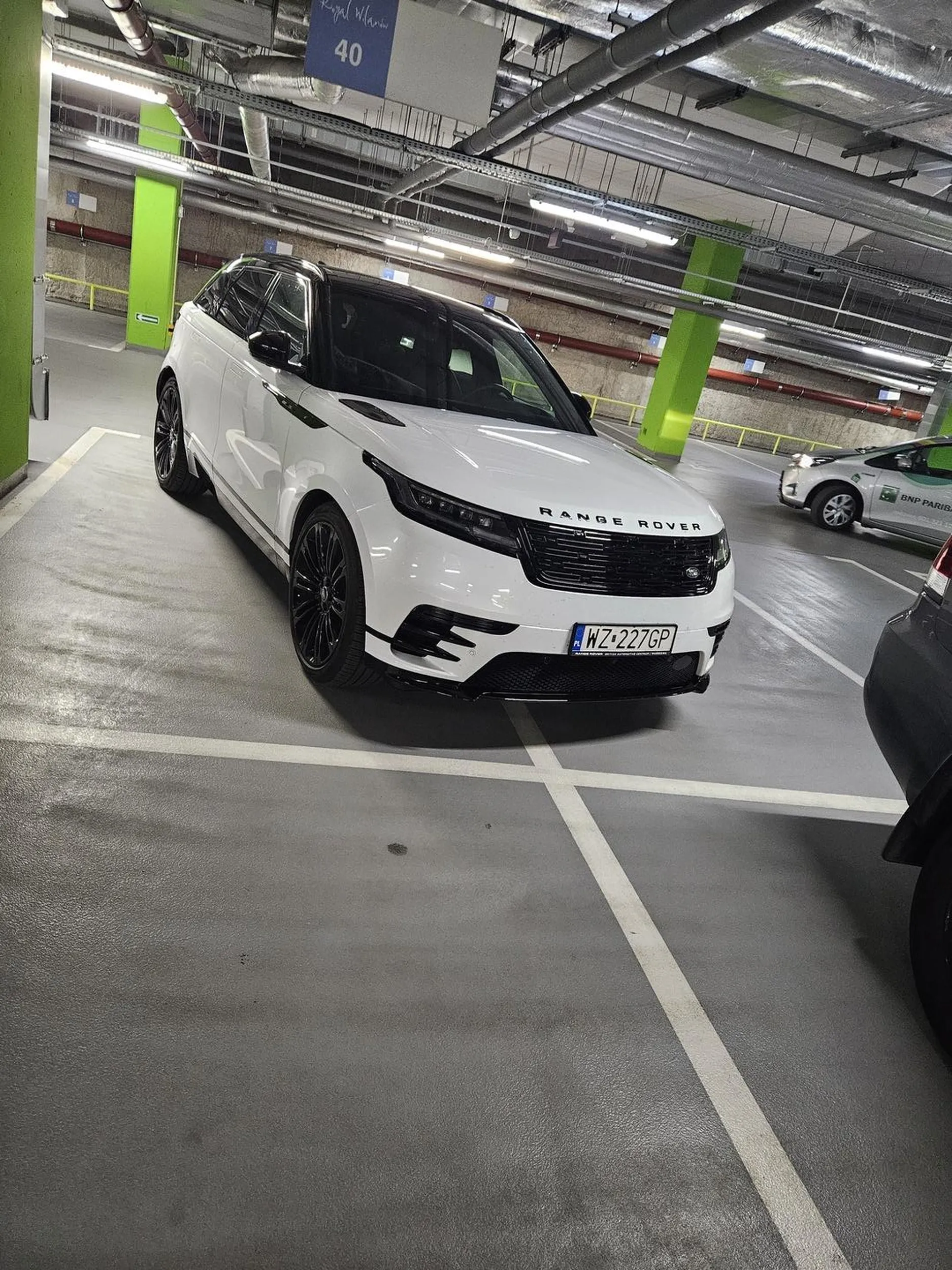 Zaparkowanie na jednym miejscu przerosło tego kierowcę. ROYAL WILANÓW.