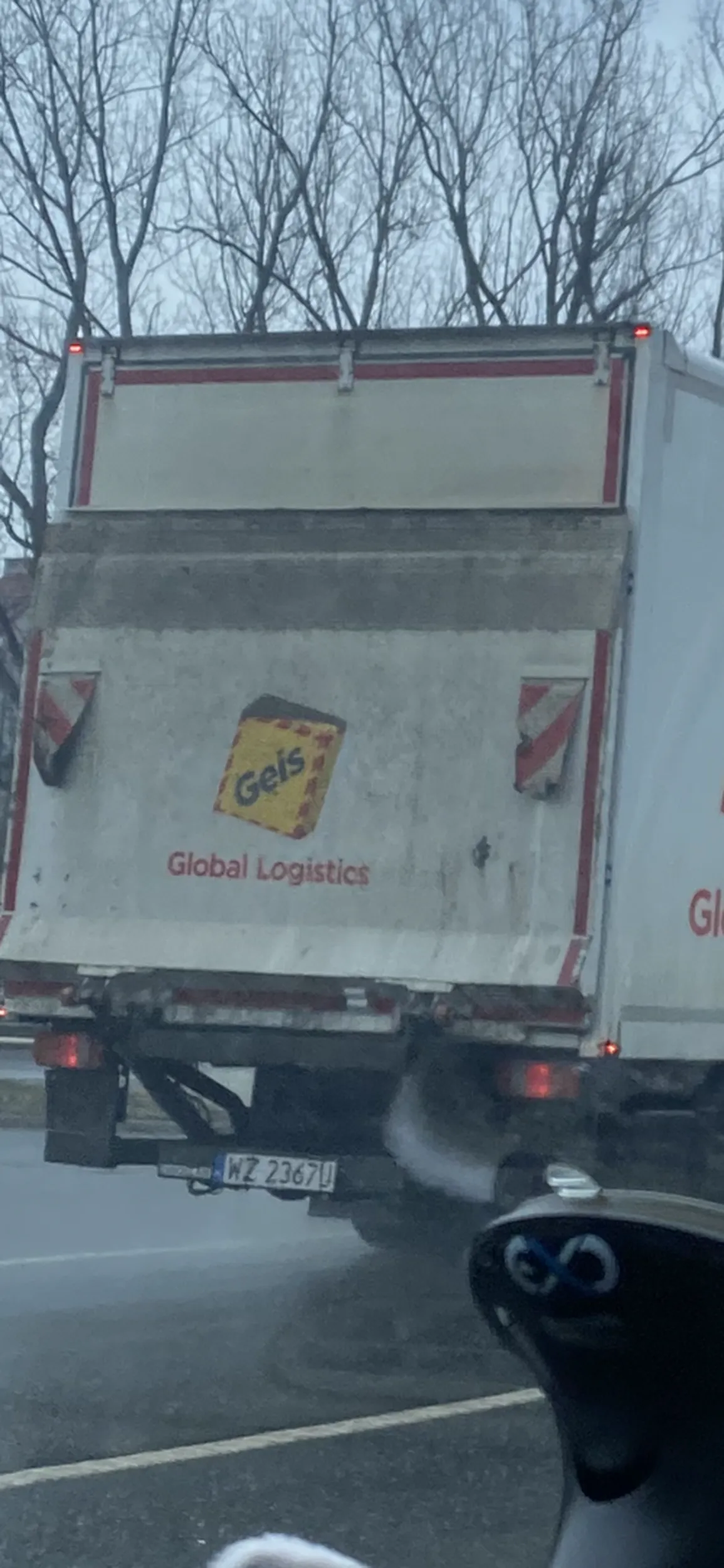 Za nic ma przepisy drogowe i życie innych ludzi. Przejechał na czerwonym przecinając pasy dla pieszych na których znajdowali się piesi. Tym razem na szczęście skończyło się bez tragedii…