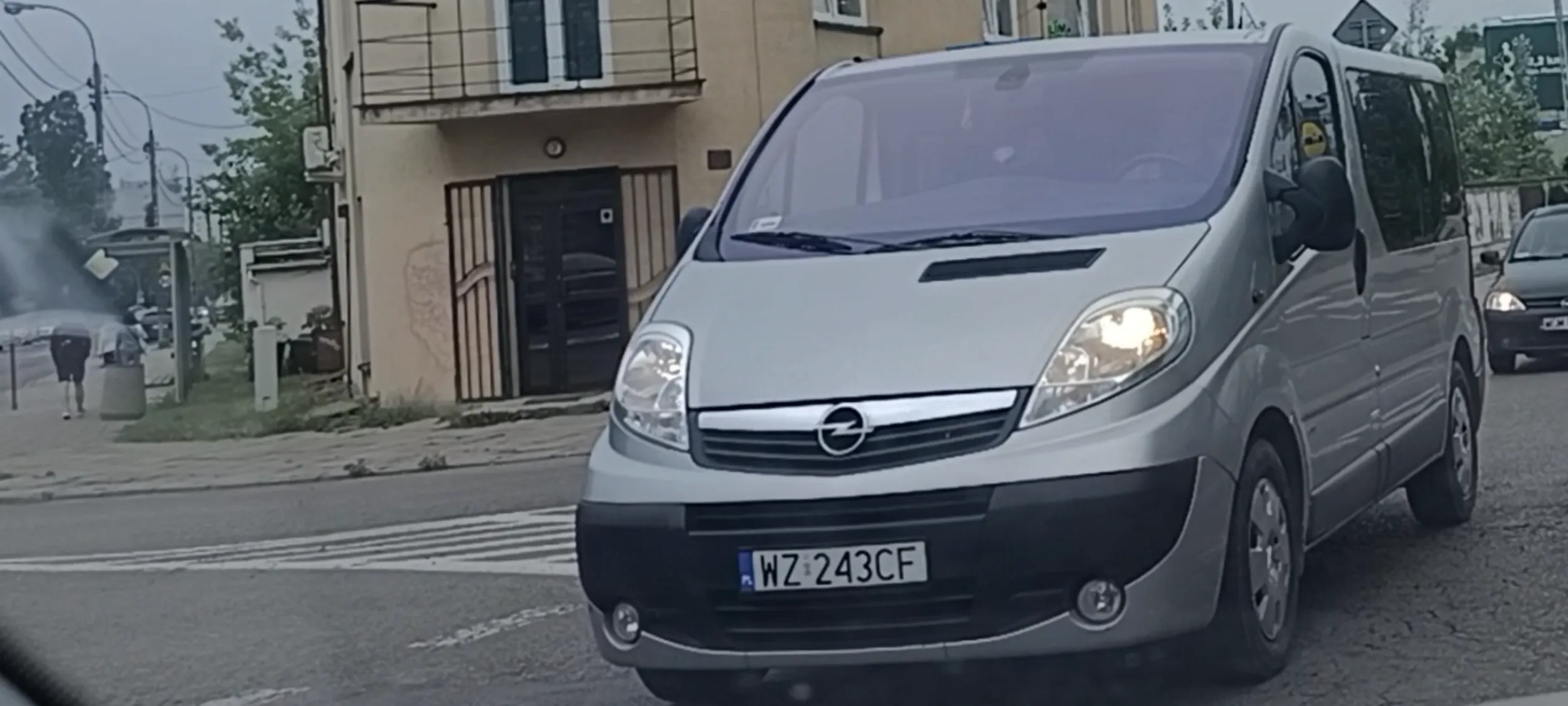 Oto pacan, który nie wie, że nie wolno mu wjeżdżać na skrzyżowanie z którego nie może zjechać z powodu korka. Więc wjechał i nie chciał mnie przepuścić.