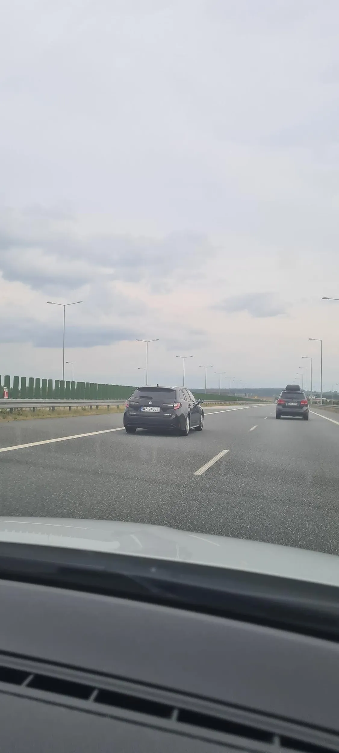 Zajmuje non stop lewy pas, nie zjeżdża nawet po zasygnalizowaniu, lewy pas cepie nie służy do niedzielnych podróży z rodzinka.