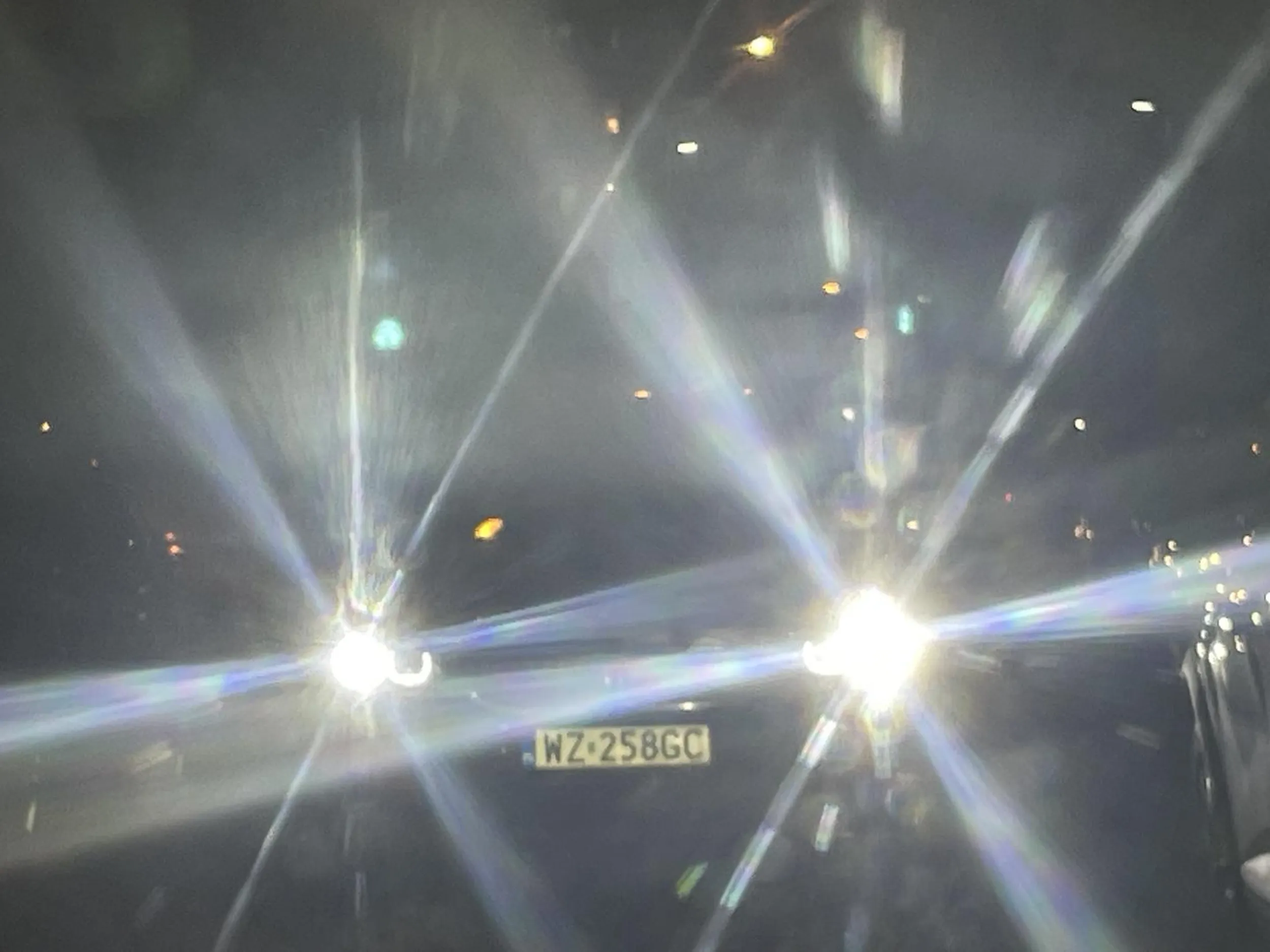 Kretyn , baran blokuje ruch , oślepia długimi światłami i pcha się w korek na wyraźnie zapchanej drodze . Po czym staje na środku z pretensjami i chce dyskutować . Typowy kierowca bmw