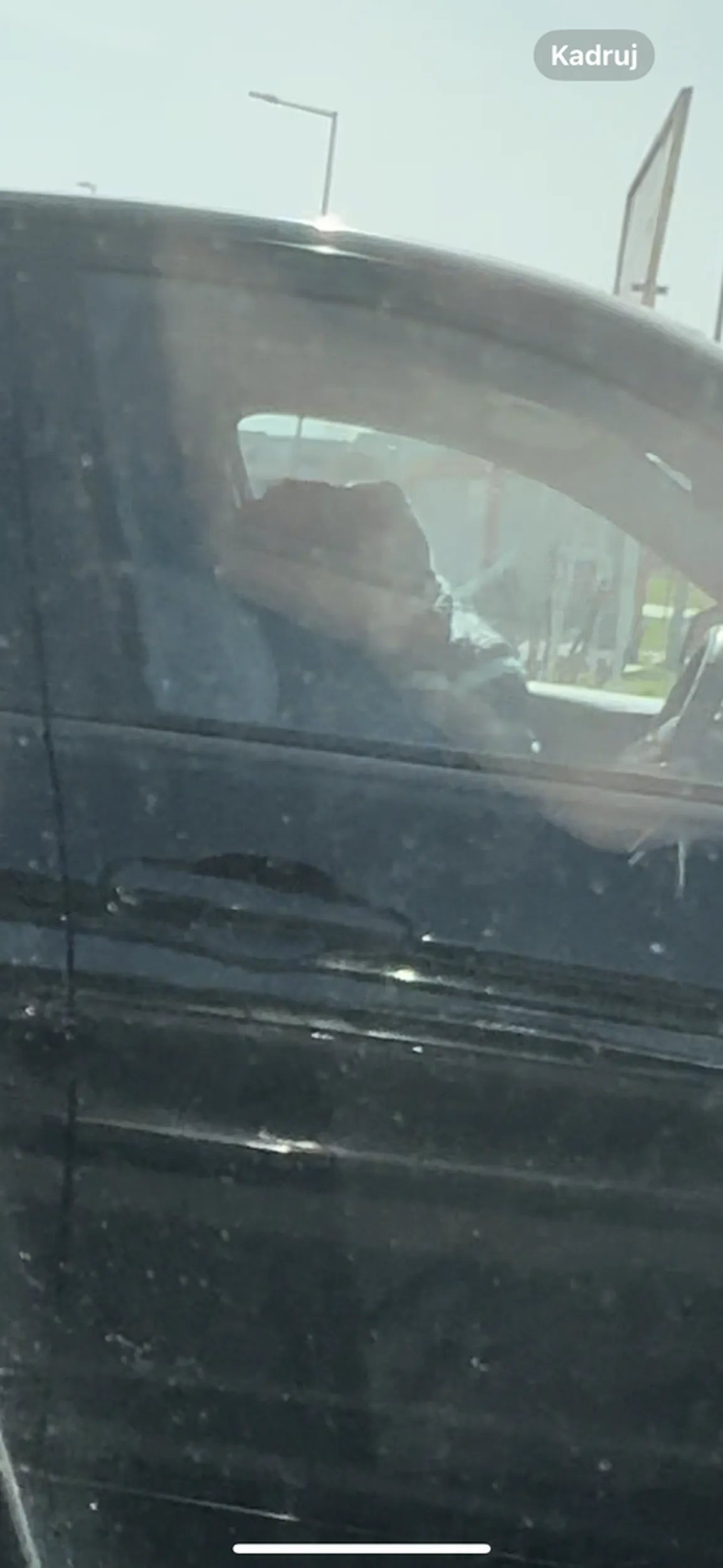 Ta kretynka wozi dziecko na rękach, swoich rękach, prowadząc samochód. To jest skrajne zidiocenie. https://x.com/bandyci_drogowi/status/1772964788194156805?s=20