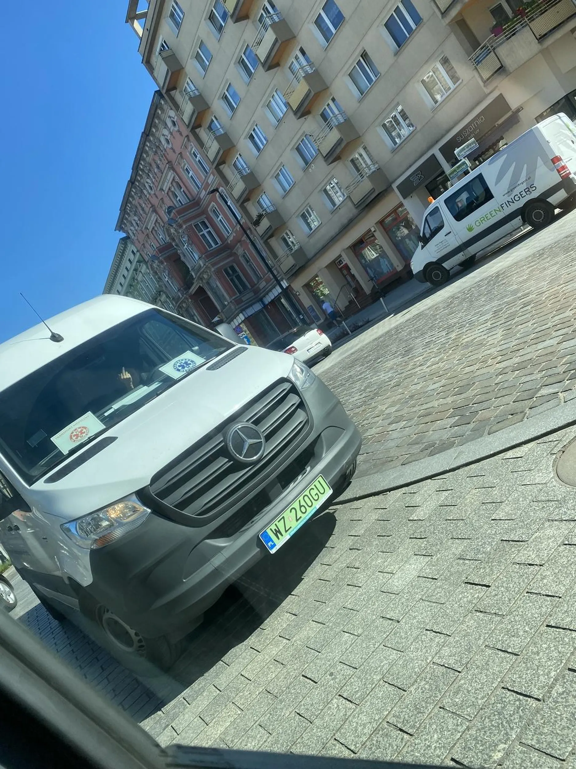 paniusia blokuje wjazd na rondo, a po zwróceniu uwagi klaksonem, urażona wystawia środkowy palec