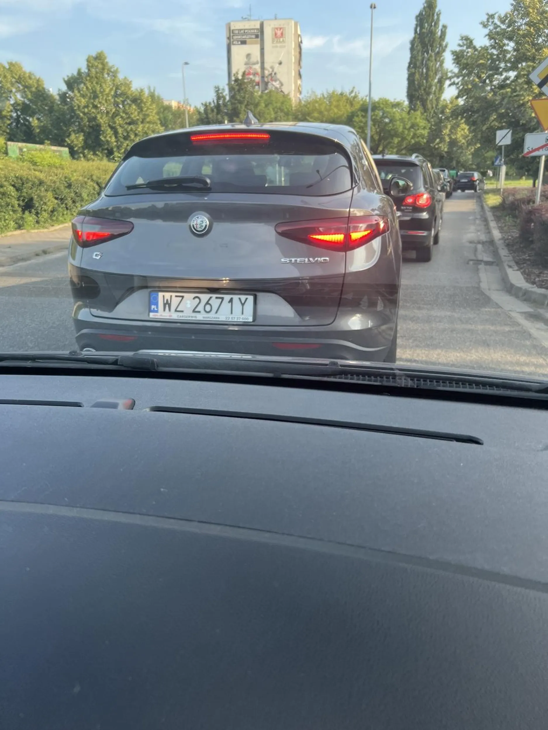 Pan bardzo wulgarny nie umie jeździć , zajechał najpierw drogę nam a za chwilę innej kobiecie ! Jeździ jak wariat ! Uwaga na niego przy galerii Mokotów