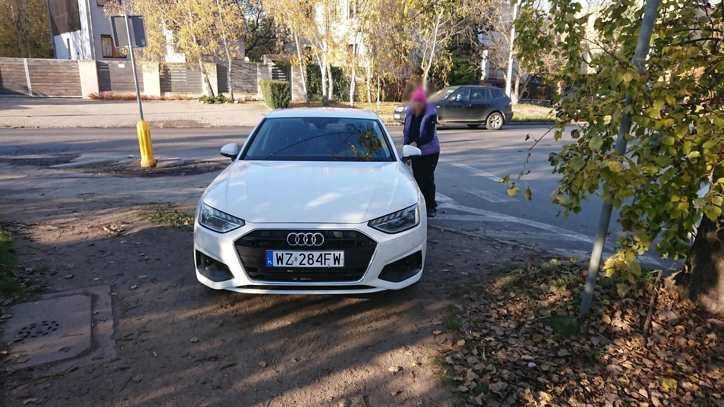 Trawofilka. Do tego zablokowała przejście dla pieszych. No bo najważniejsze jest kupienie pietruszki...