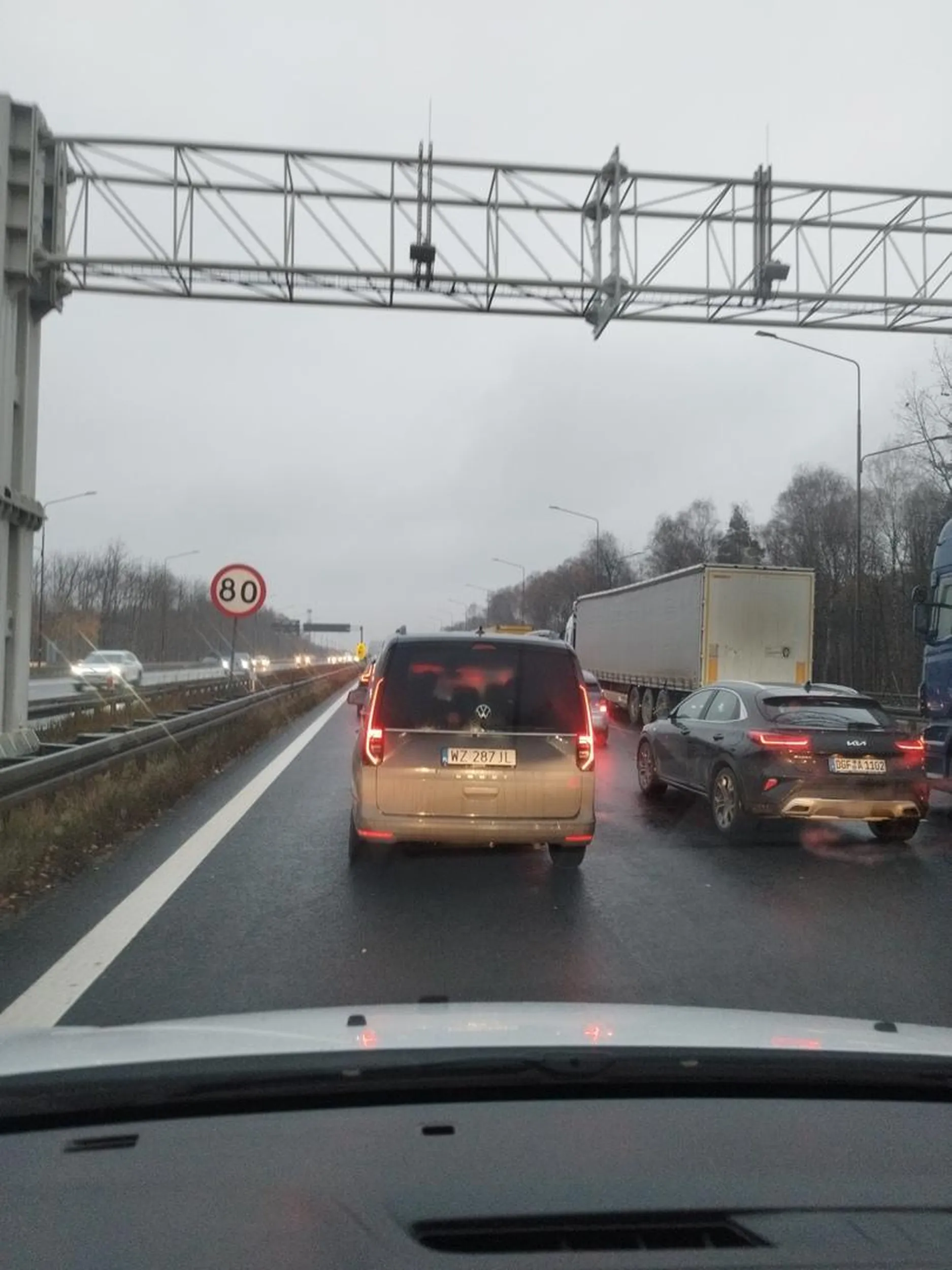 Serdecznie pozdrawiam kolega nie tyle bezpiecznie jeździ co martwi się o bezpieczeństwo innych uczestników autostrady, hamując na lewym psie. By sprawdzić czujność kierowcy za nim ;)