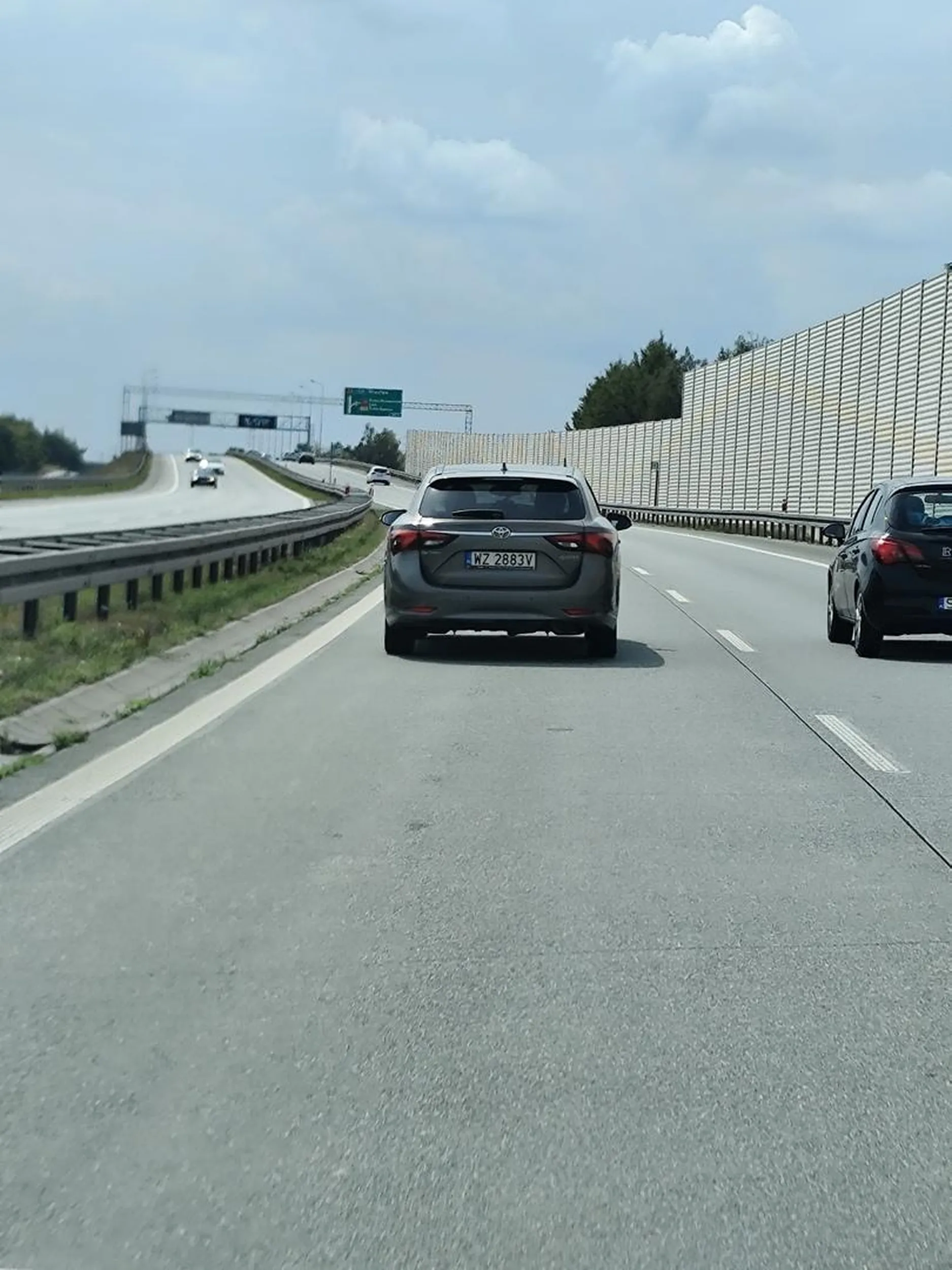 Wyświechtane męskie ego. Wyprzedzony przez kobietę nie udźwignął tego ciężaru. Tarasowanie drogi, gratuluję:)
