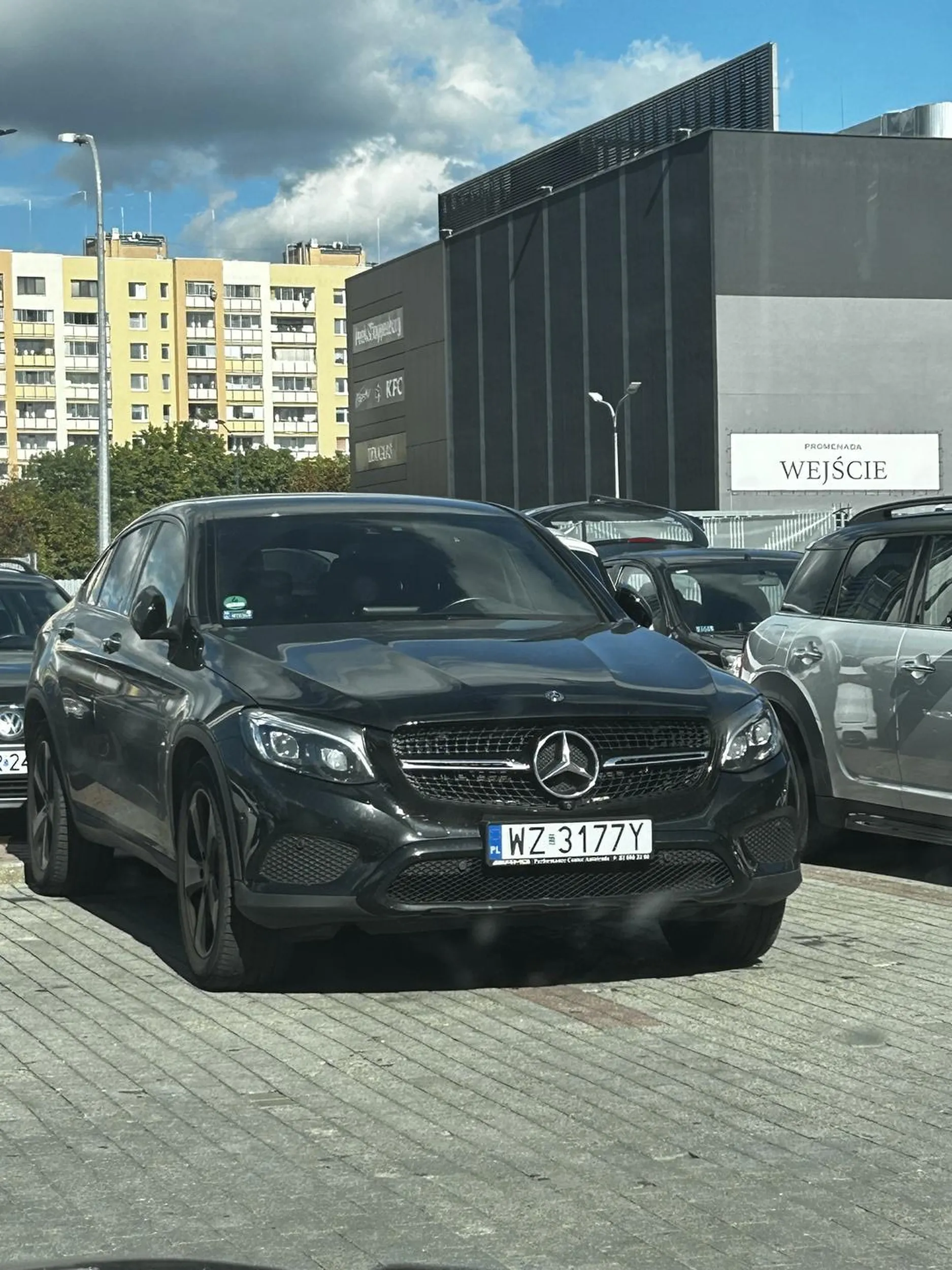 parkuje się na jednym miejscu a nie na środku dwóch nawet jak się ma mercedesa