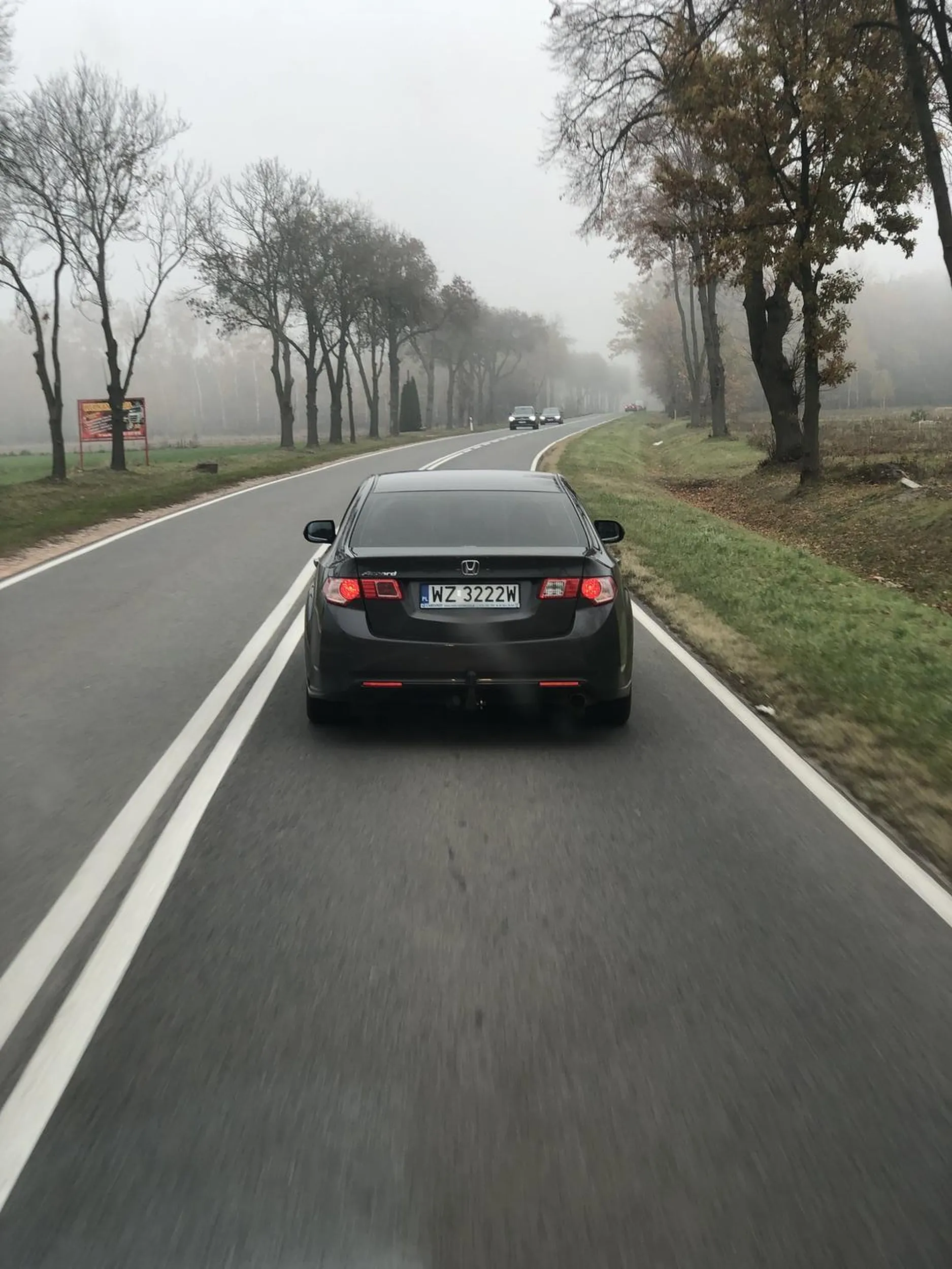 Burak przyspiesza podczas kiedy go wyprzedzam zaś kiedy za niego wjechałem to specjalnie hamuje