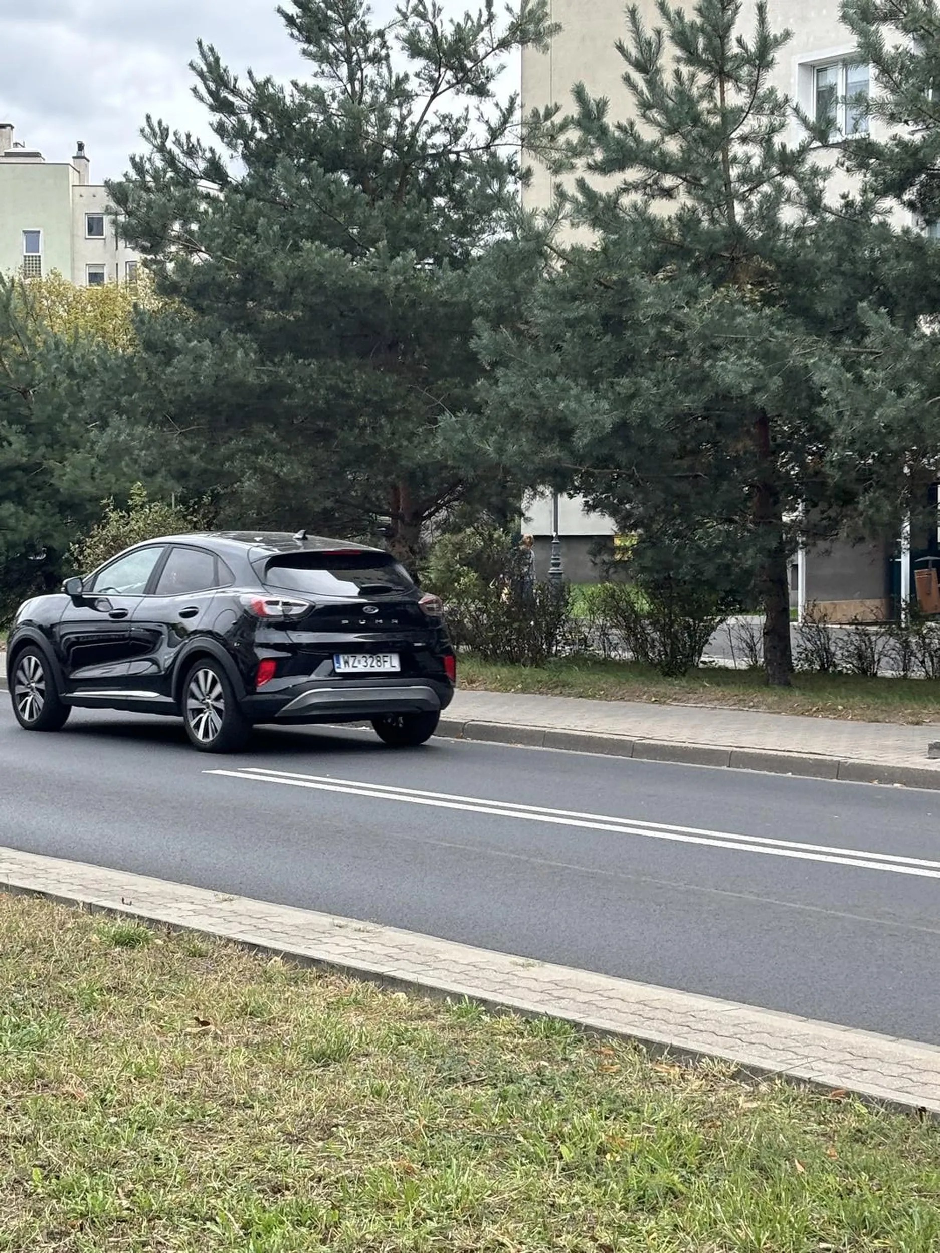 Blondyna naucz się przepisów. Mało mnie nie potraciłaś. Dobrze, że się zatrzymałam. Szybko jeździć każdy umie.