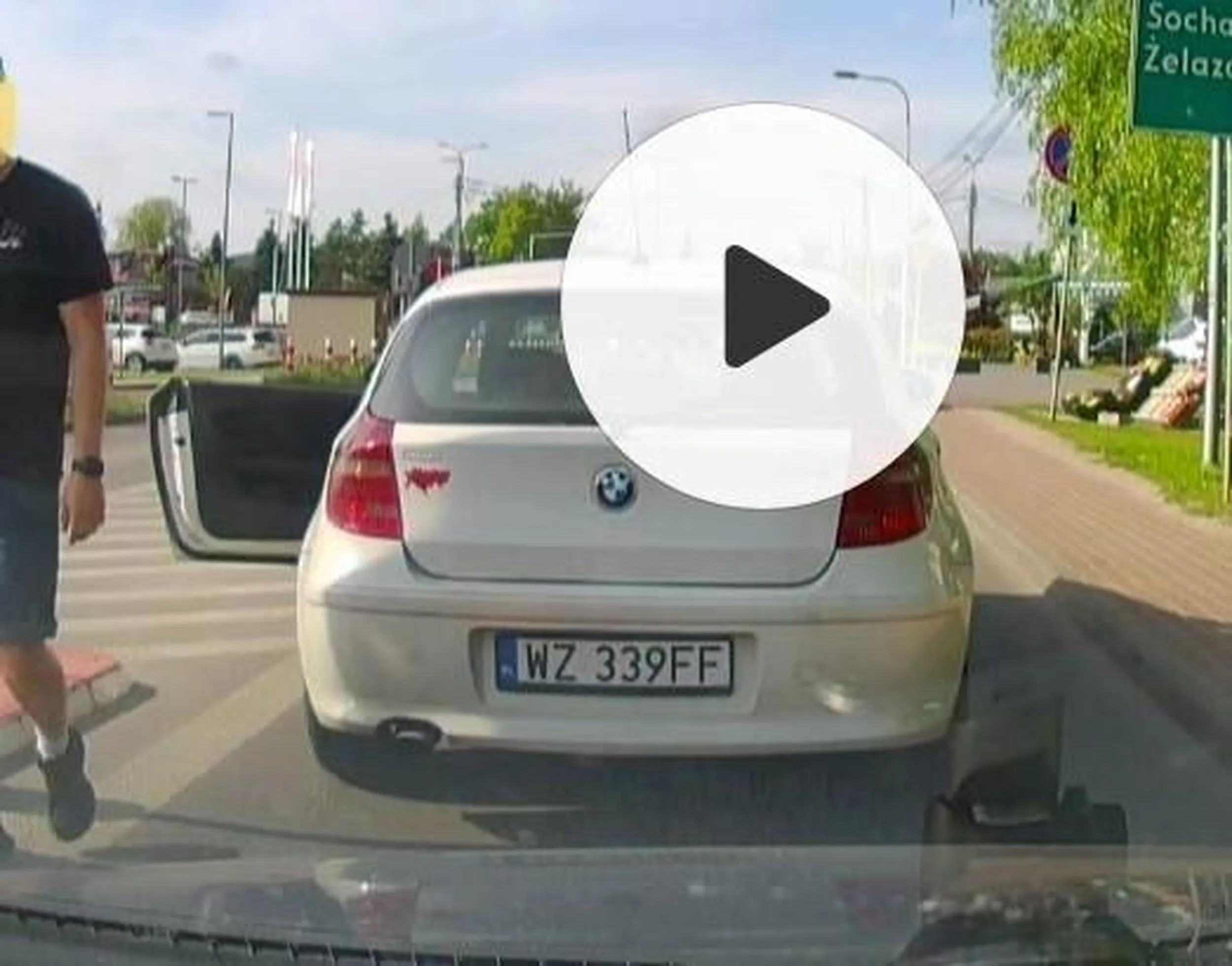 Wyskakuje z łapami na drodze. Pierw się wpycha następnie blokuje ruch. Kierowca zatrzymuje cały ruch wyzywa i rzuca się z łapami.