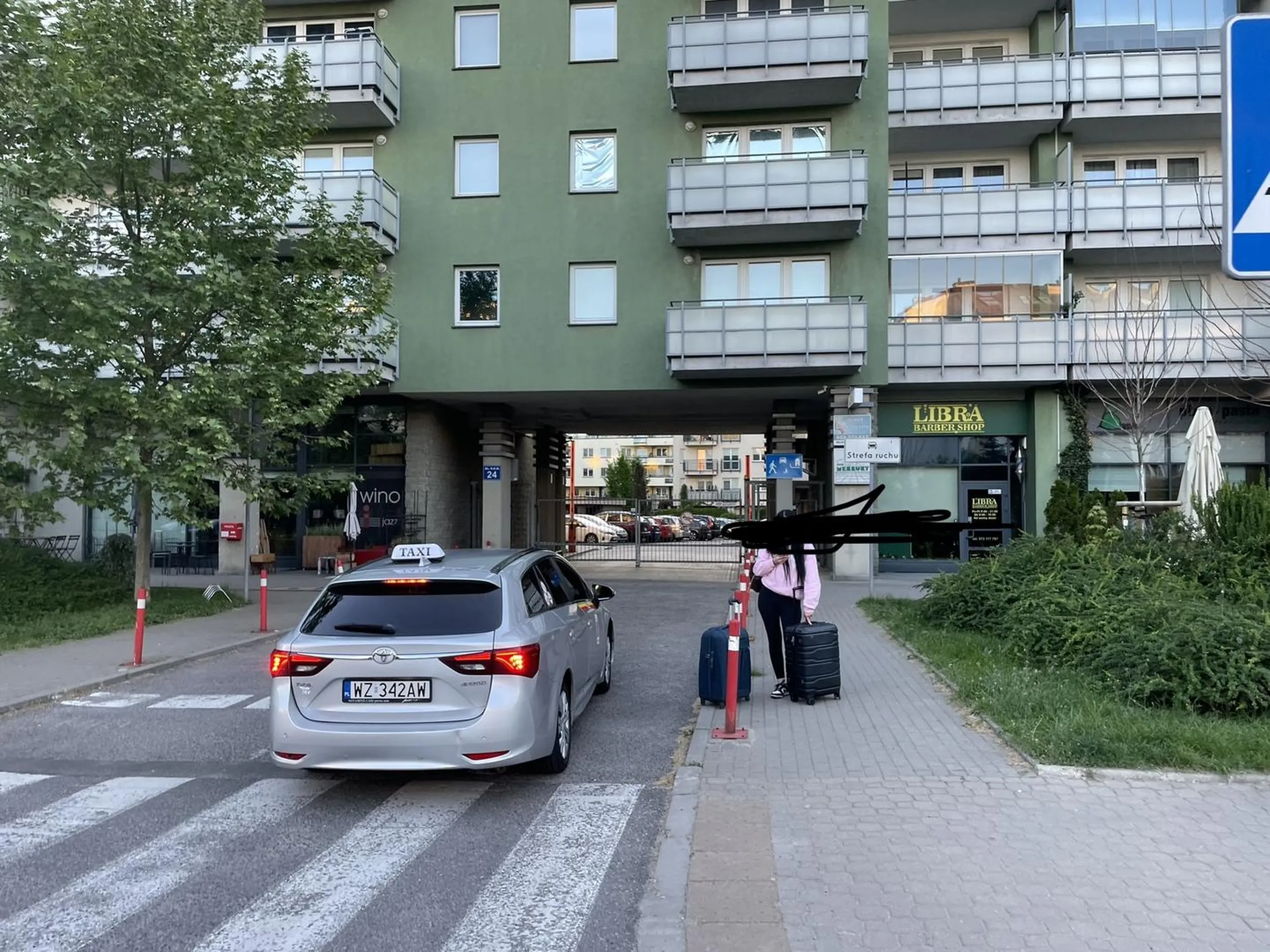 Kierowca ubera który pomimo tego ze powiedzieliśmy mu ze się spieszymy na lotnisku nie chciał nas zabrac bo mamy dwie walizki spytaliśmy czy ma na nie miejsce powiedział ze tak ale nas nie zabierze i żebyśmy se kogos innego zamówili Był nie uprzejmy i aorogancki wyczekał 5 min żebyśmy zapłacili za anulacje