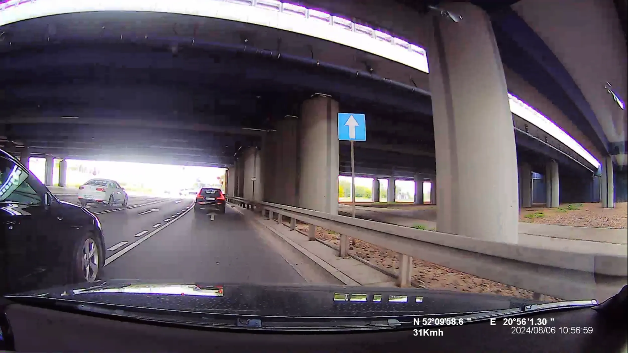 trzymaj się lepiej swojego pasa jak jedziesz miernoto. Następnym razem zamiast narazić się na porysowanie swojej felgi nie będę zjeżdzał. A jak nie potrafisz trzymać się lini pasa ruchu to wróć na kurs ponownie.