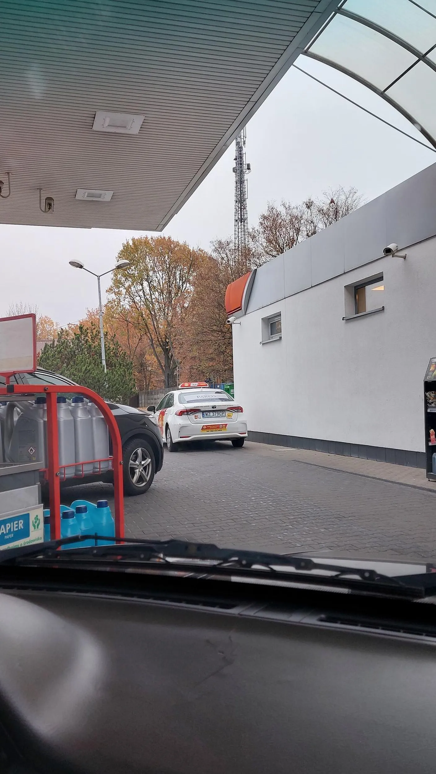 Kretynie bez mózgu w niebieskim serdaczku stajesz na wyjeździe i zadowolony z siebie jesteś. Tak ciężko na parkingu 50 m dalej stanąć?