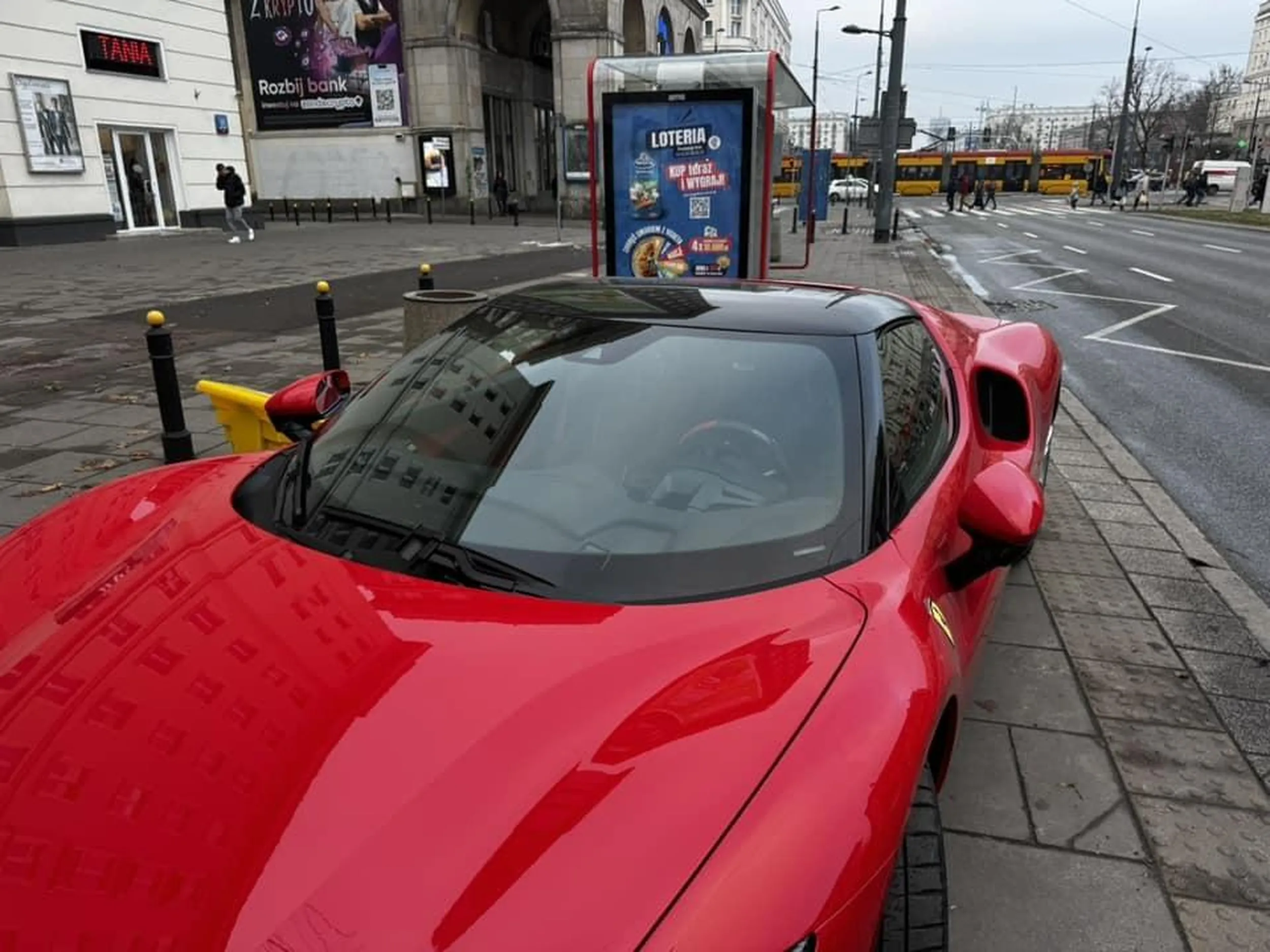 Zastawia przystanki autobusowe, a gdy zwróci mu się uwagę, to staje się agresywny.