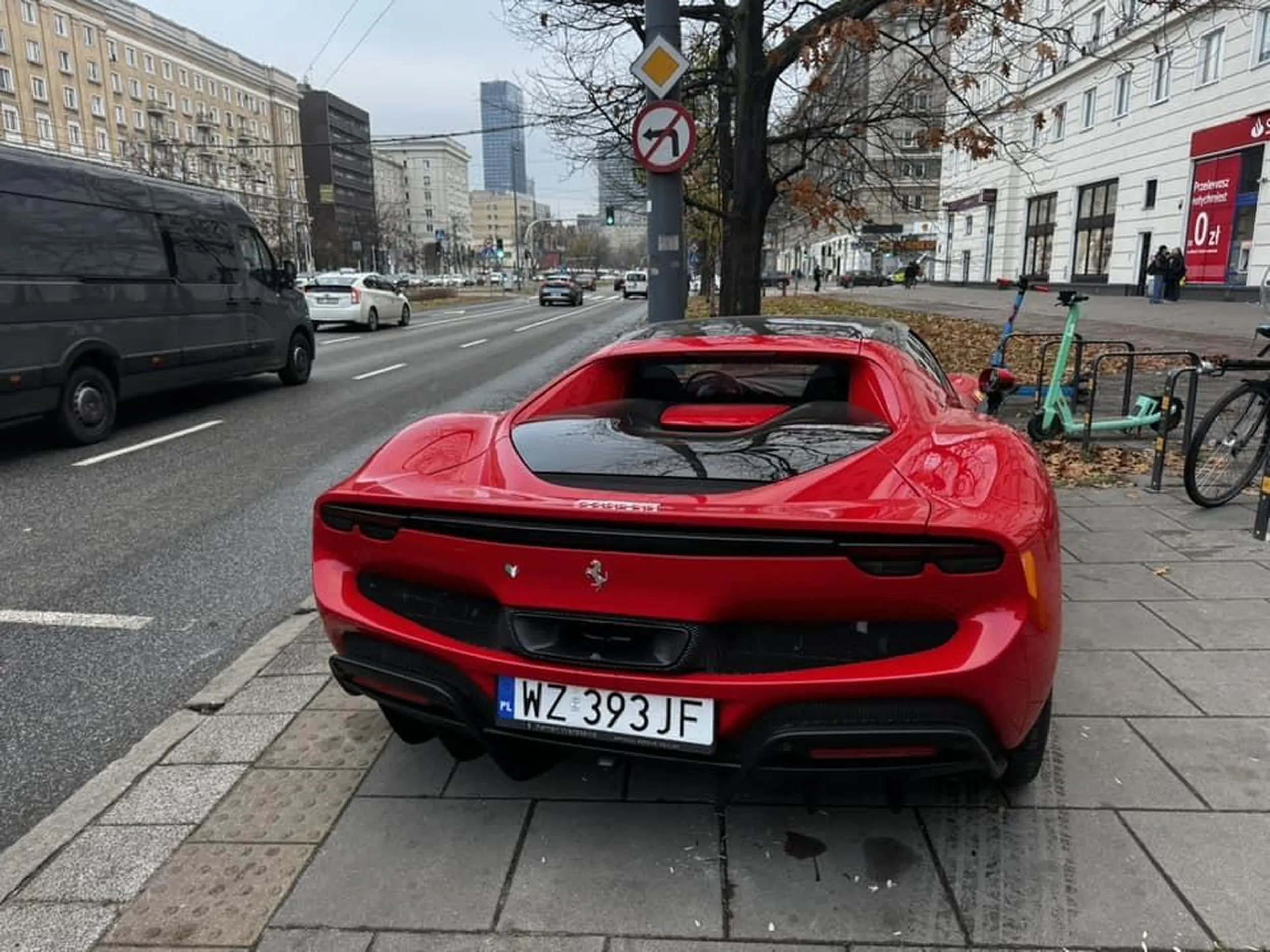 Zastawia przystanki autobusowe, a gdy zwróci mu się uwagę, to staje się agresywny.