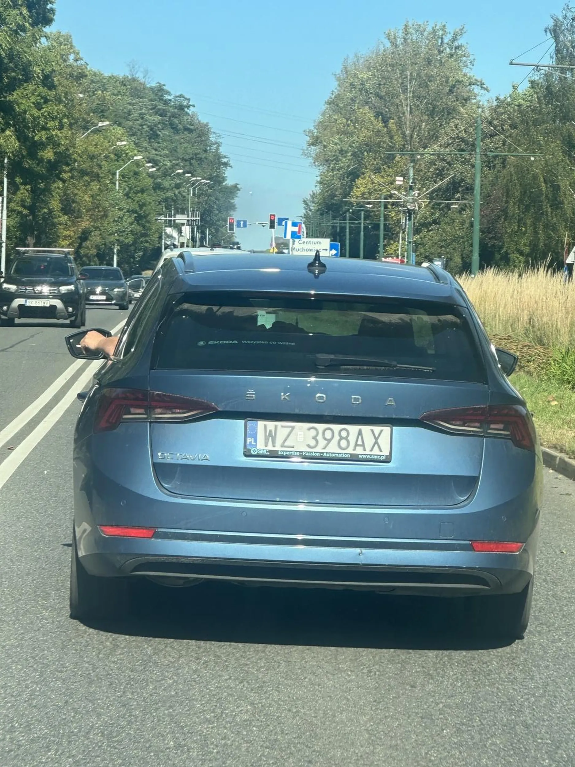 Wyrzuca niedopałki za okno