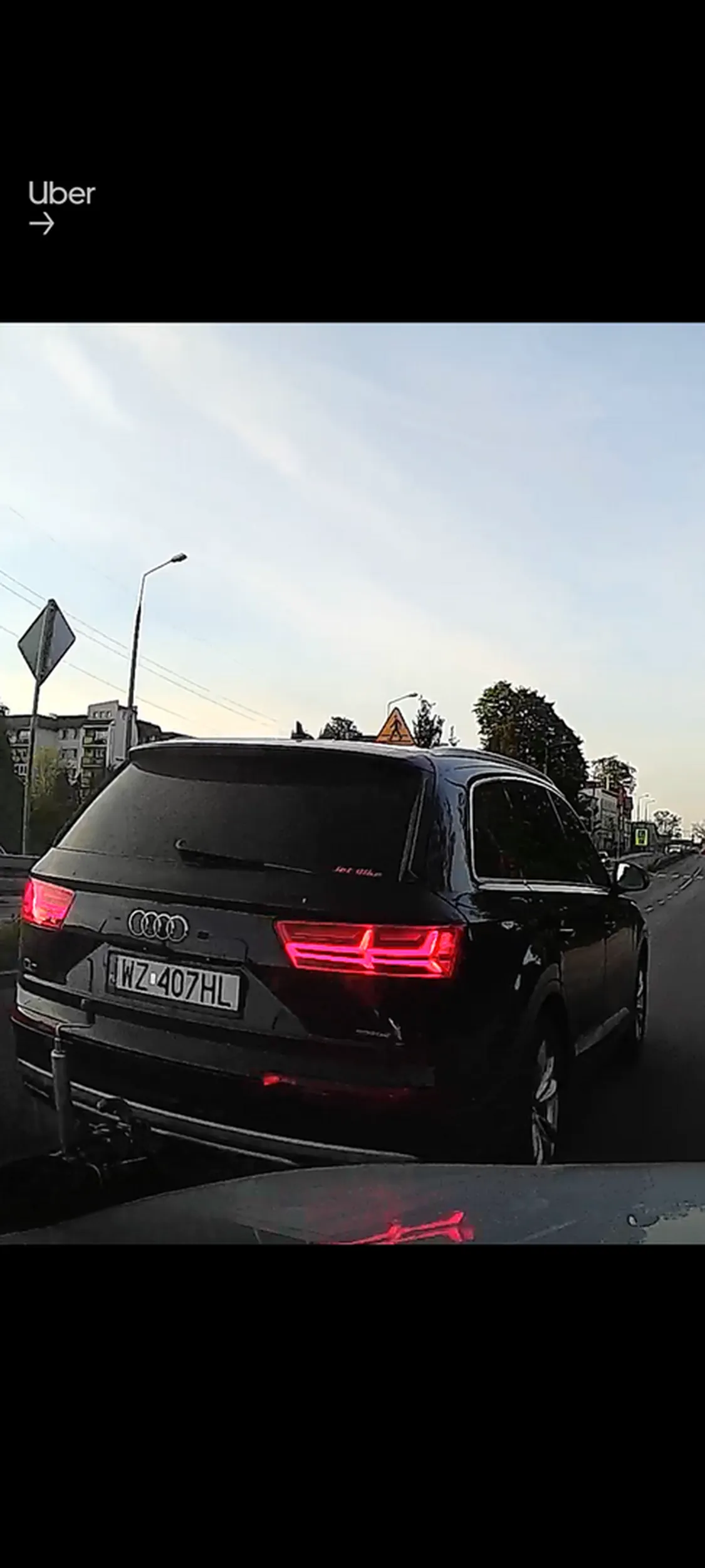 Durna pi*da nie może się zdecydować na jaki pas wjeżdża, mało by mnie nie staranowała gdybym nie zjechał na chodnik, typowa ślepa blondyna i 5 zero za kierownicą