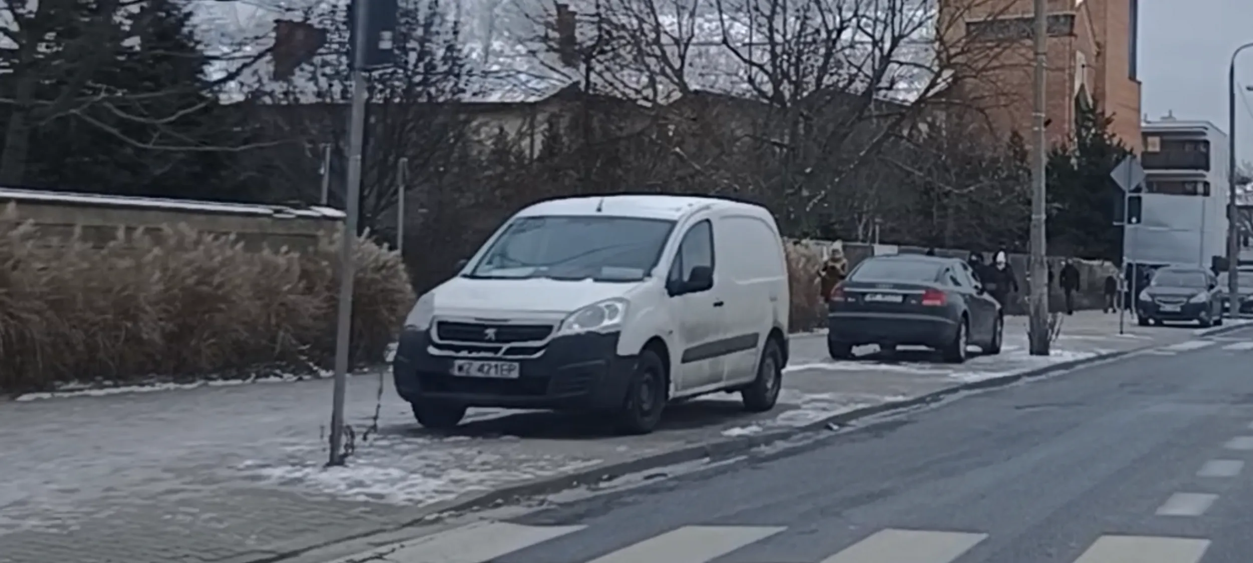 Nasz człowiek tu stoi porzuconym autem przed  przejściem dla pieszych i zasłania widoczność. Brawo My z PO!