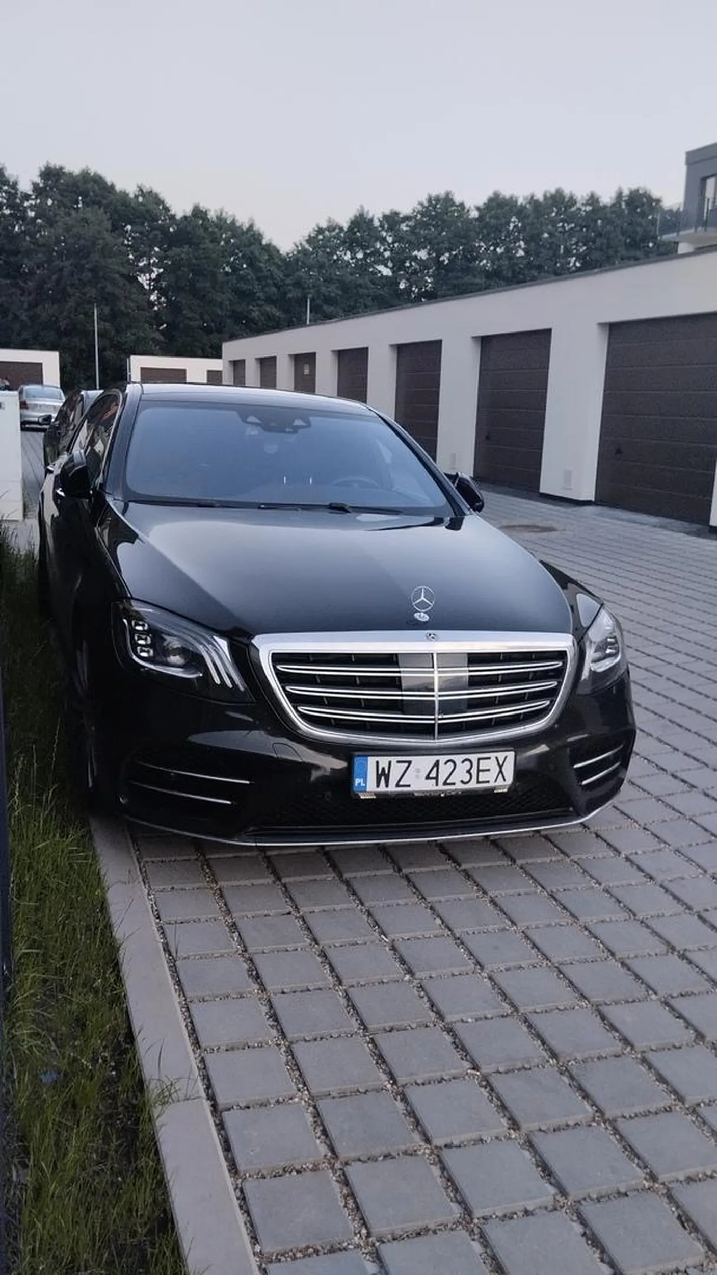 Teren przy ogródkach to nie jest miejsce parkingowe,parking masz dosłownie kawałek dalej