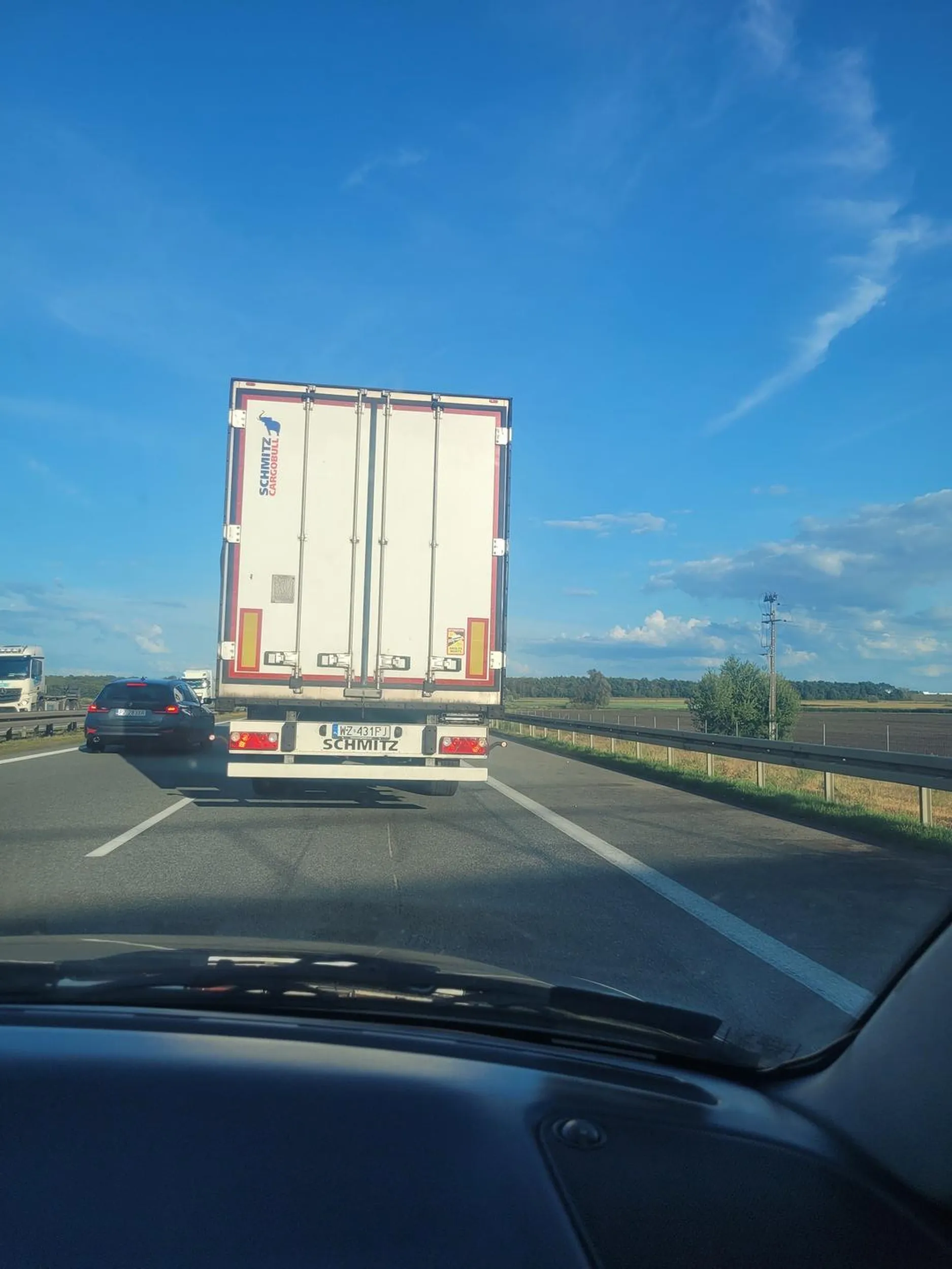 A2 w kierunku Warszawy zaraz za zjazdem Poznań Luboń - chłop stoi na środku jak jakiś królewicz. Na TZT informacja o kontroli prędkości przez policję - myśli "nie będę się ruszać to nie dostanę mandatu". Znów staje na środku jak jakiś pacan. Nie pozdrawiam.