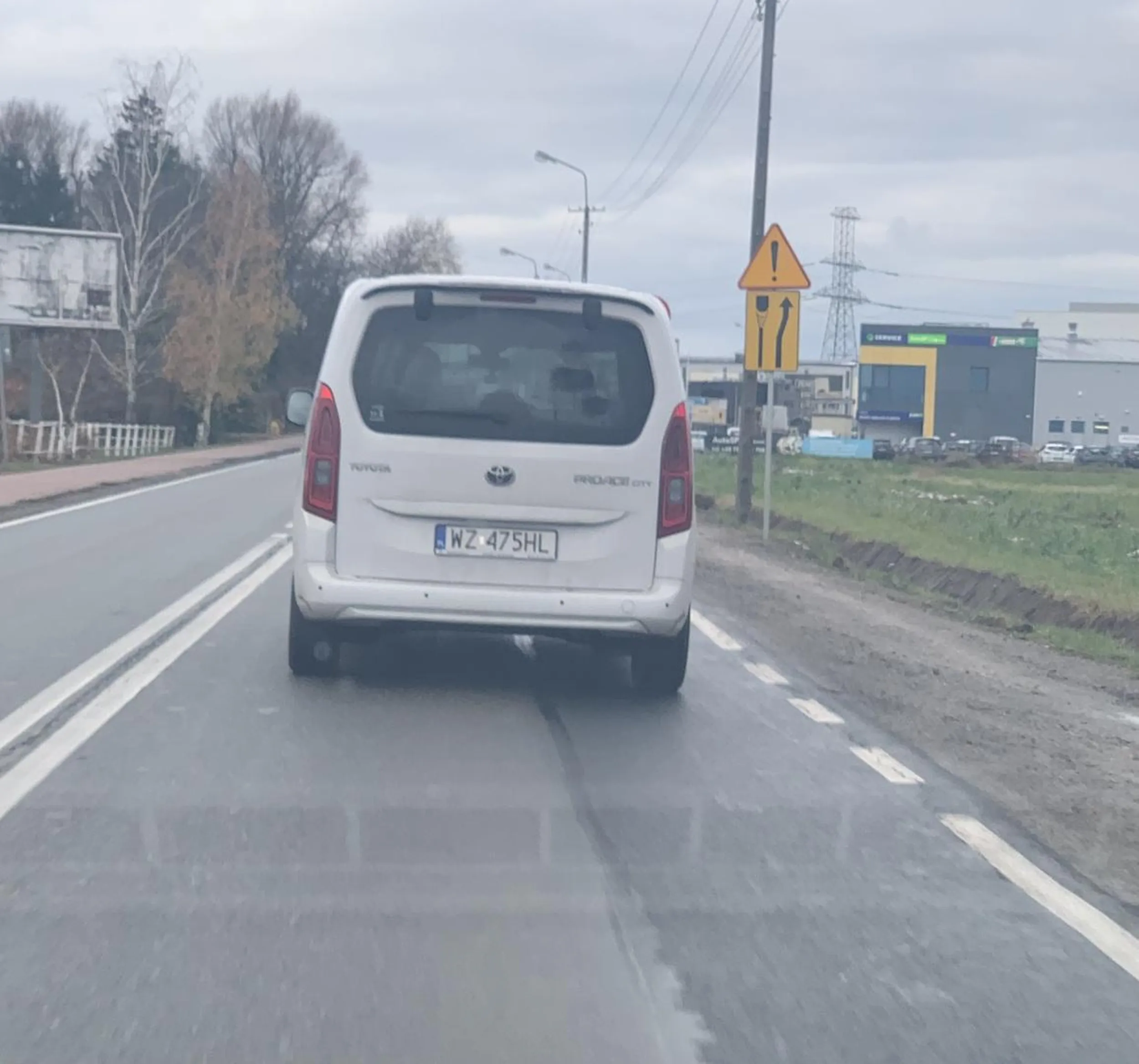 Proszę uważać na tego kierowcę. To agresor, który celowo stwarza zagrożenie na drodze. Nie zna przepisów rd.