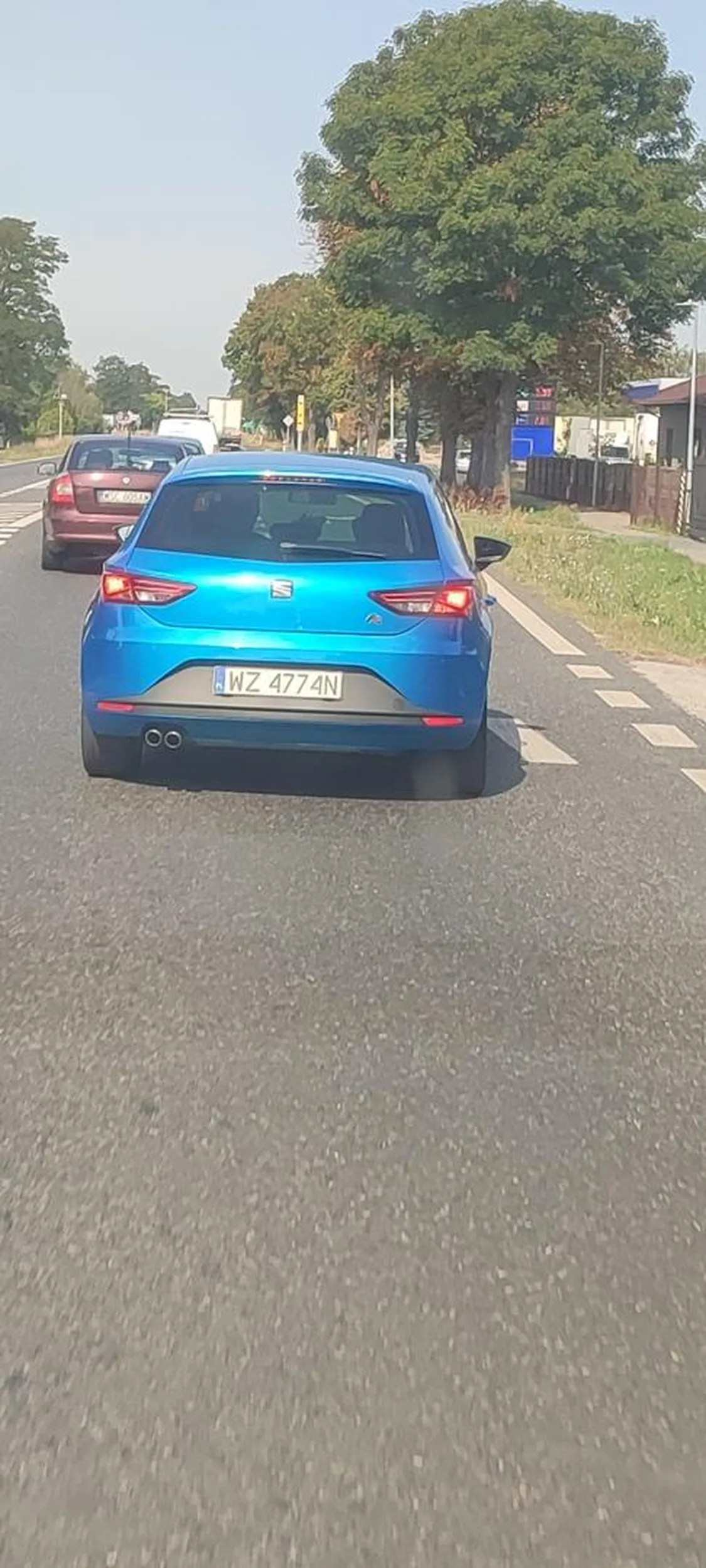 Potwierdzam komentarz powyżej pojeb na maxa. Duża prędkość, wyprzedza i zajeżdża drogę nie myśląc że jak ktoś jedzie większym autem może nie zdążyć wyhamować. A jak mu blysniesz światłami to się zatrzymuje i się burzy...jednak jak go zatrzymałem na światłach to się obsral...pizduś