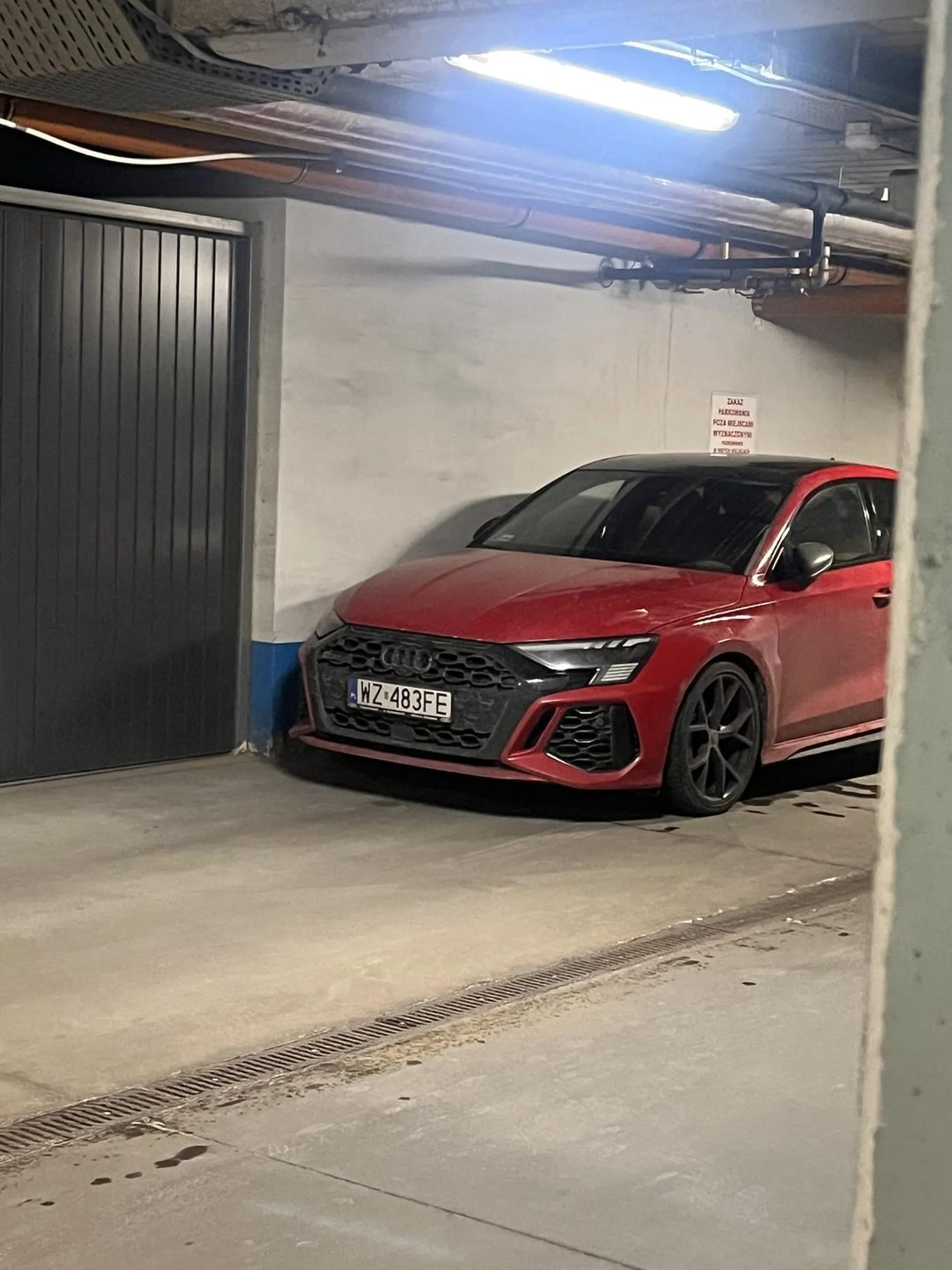 Gratuluje pięknego parkowania! W garażu dla mieszkańców. Centralnie na środku, blokując przejazd oraz możliwość zaparkowania na swoim miejscu.  Należy się karny …