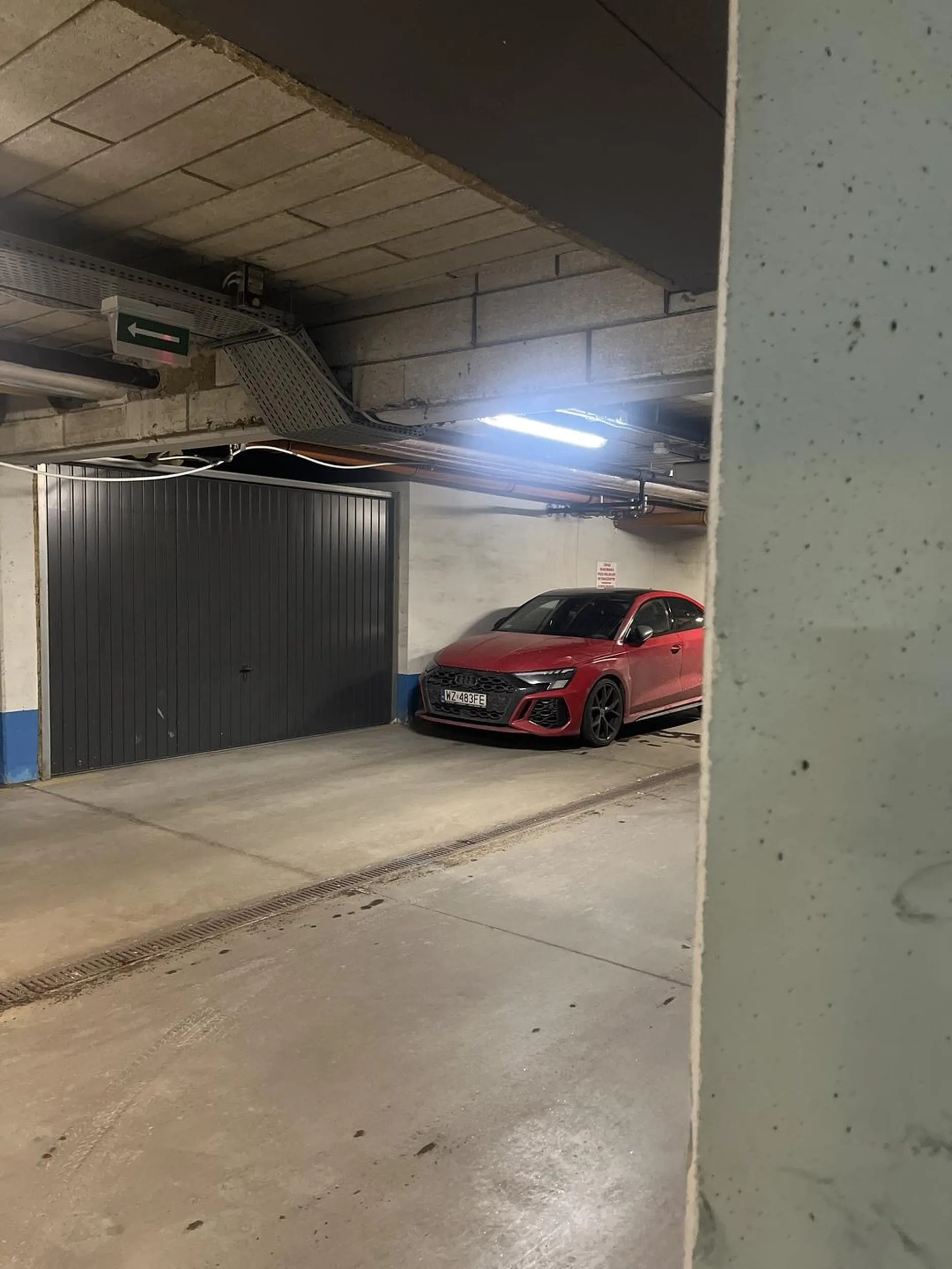 Gratuluje pięknego parkowania! W garażu dla mieszkańców. Centralnie na środku, blokując przejazd oraz możliwość zaparkowania na swoim miejscu.  Należy się karny …