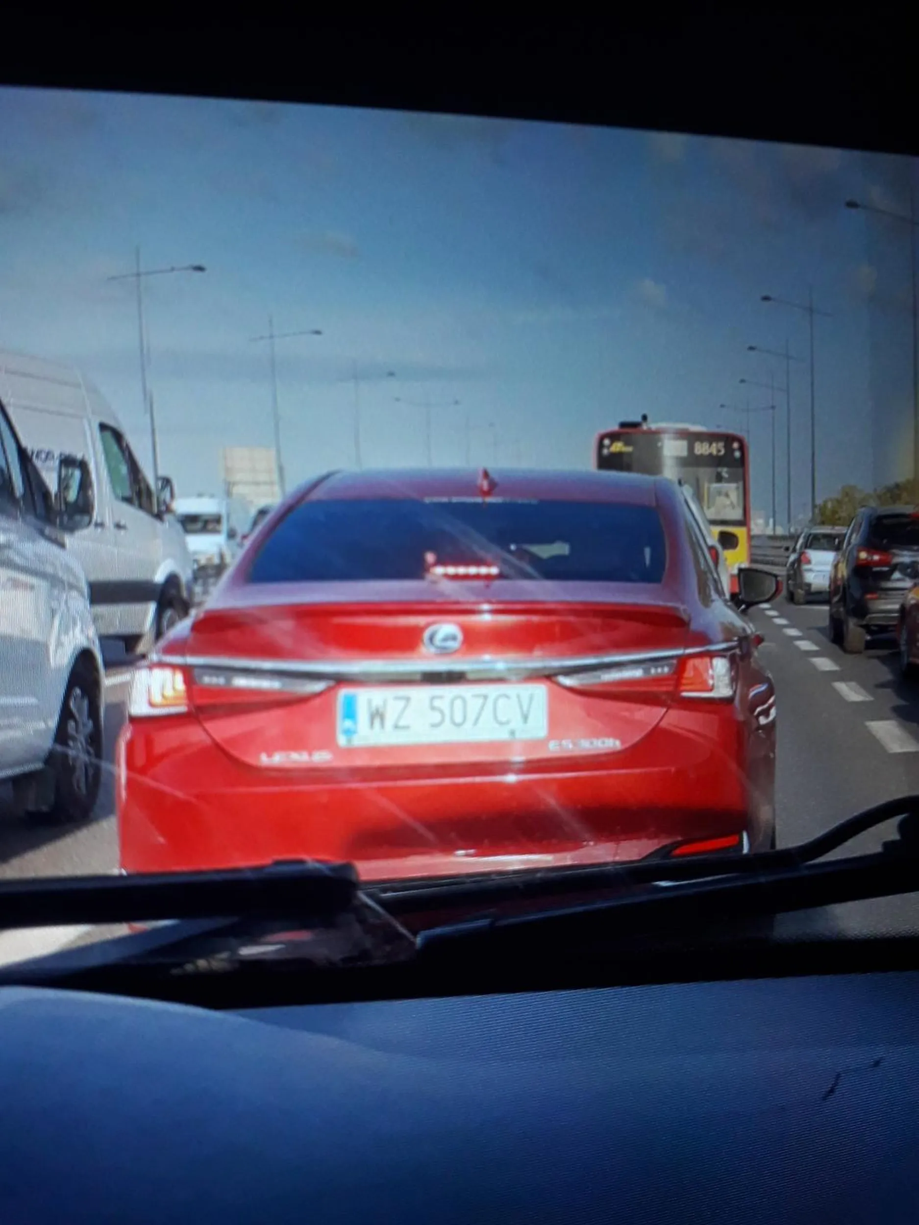 Jedzie Bambik lewym 21 km h i zjeżdża lewo prawo .