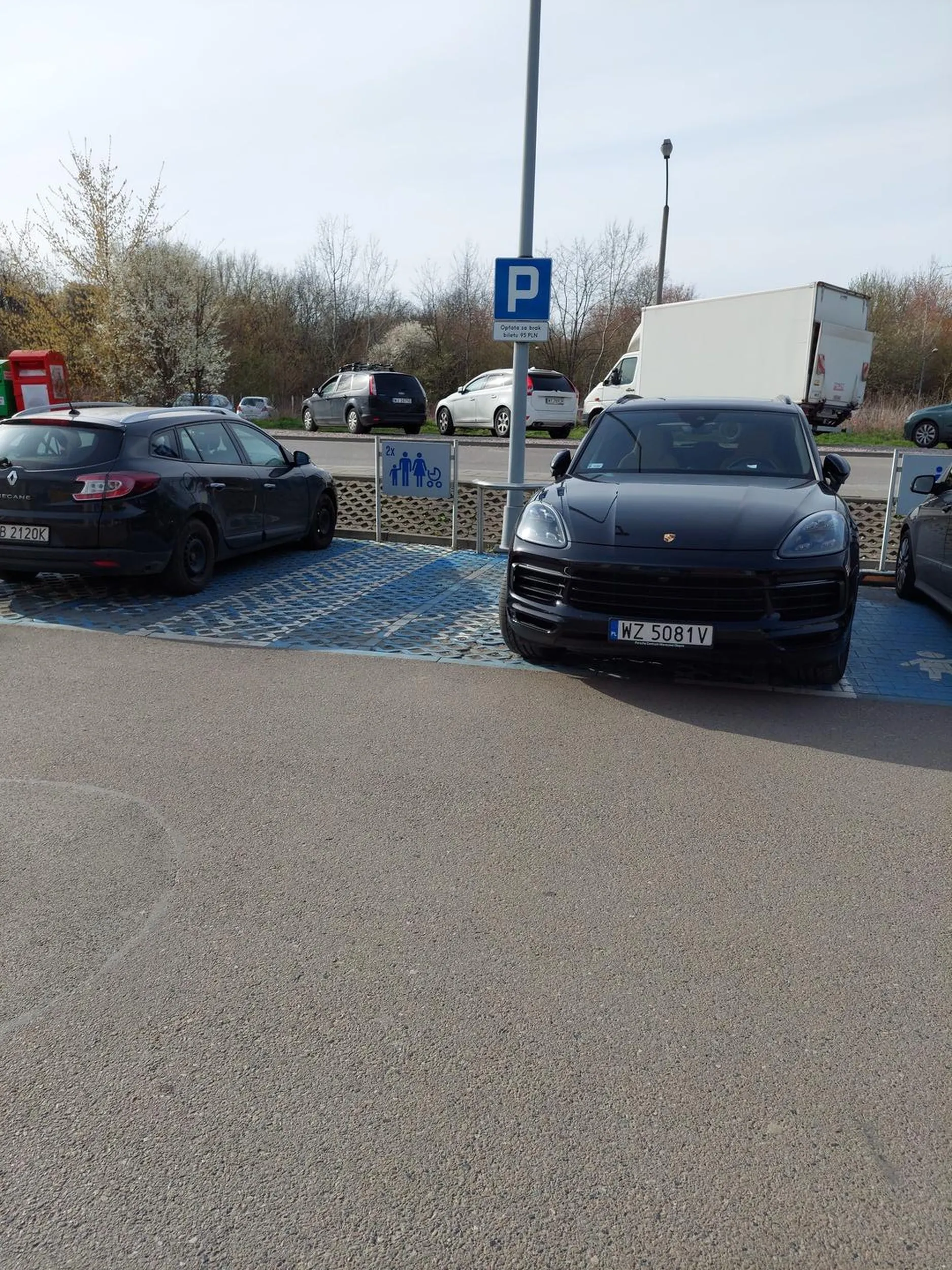 Brak kultury i umiejetnosci! Prosze zapisac sie na dodatkowe lekcje nauki jazdy! Nie wiem, czy to brak kultury, umiejetnosci, czy rozumu! Jak mozna tak parkowac? Do ksiazek!