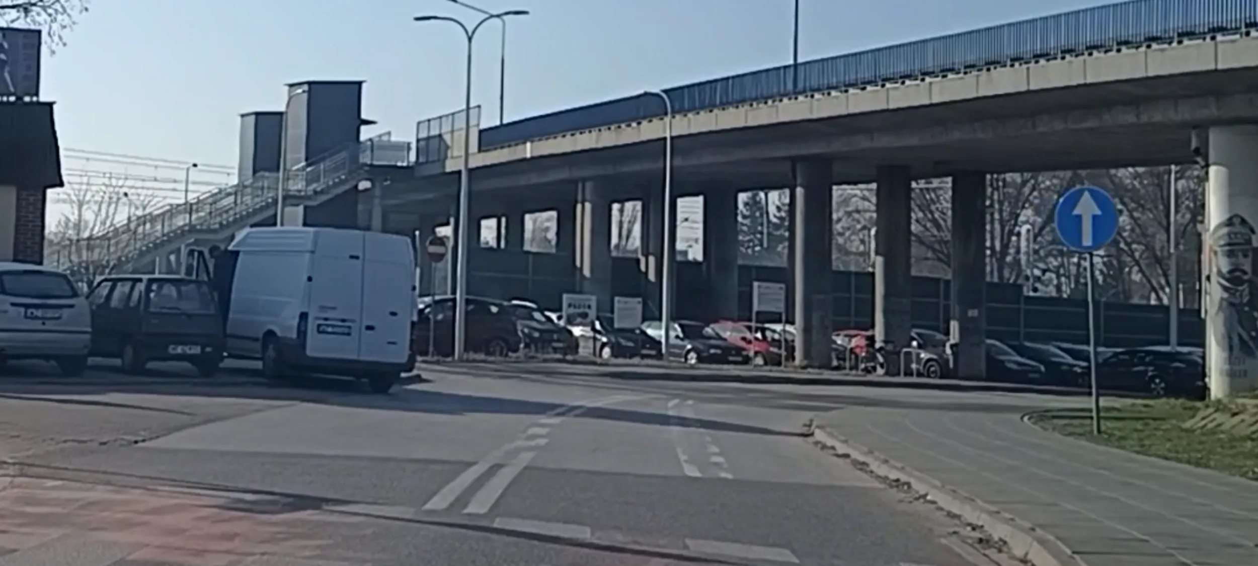 Złamas zaparkował na skrzyżowaniu