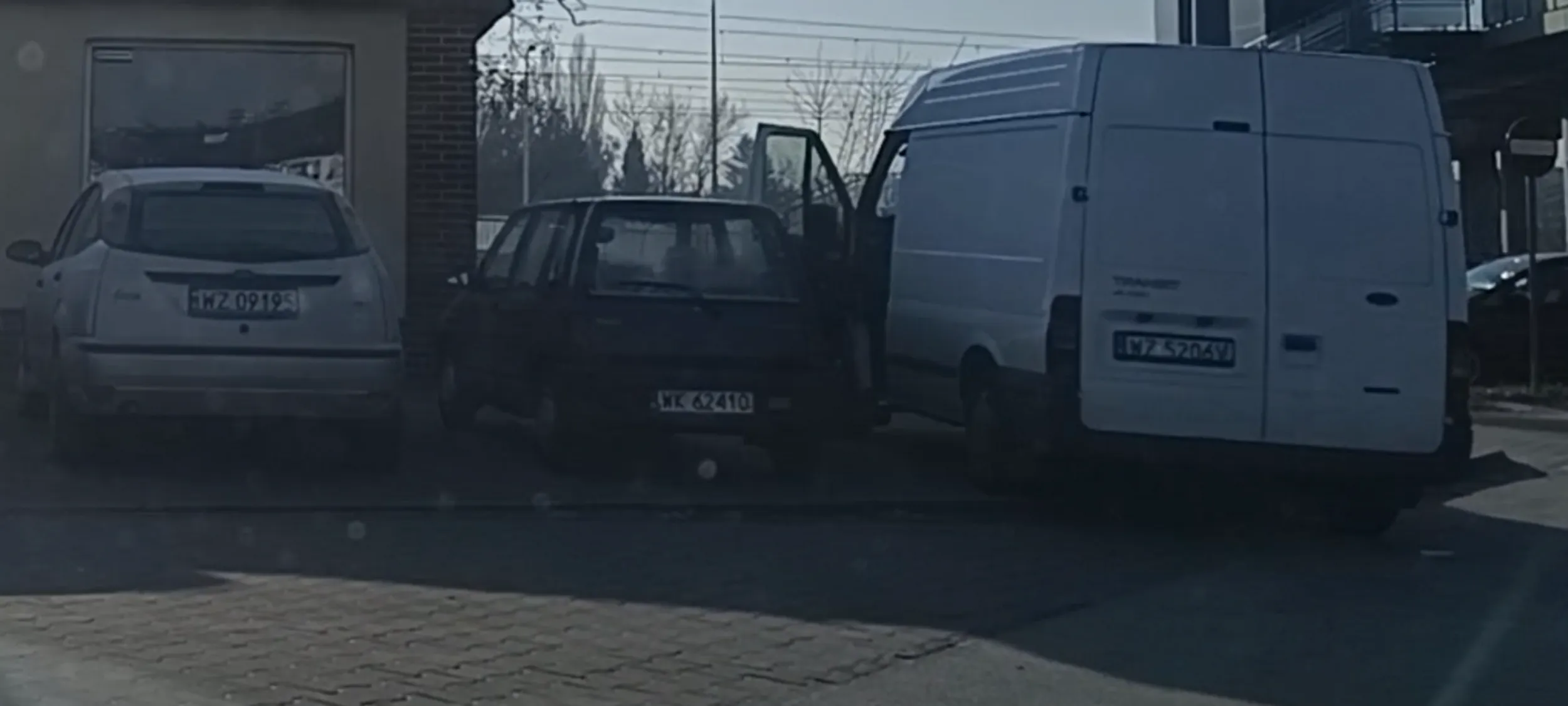 Złamas zaparkował na skrzyżowaniu