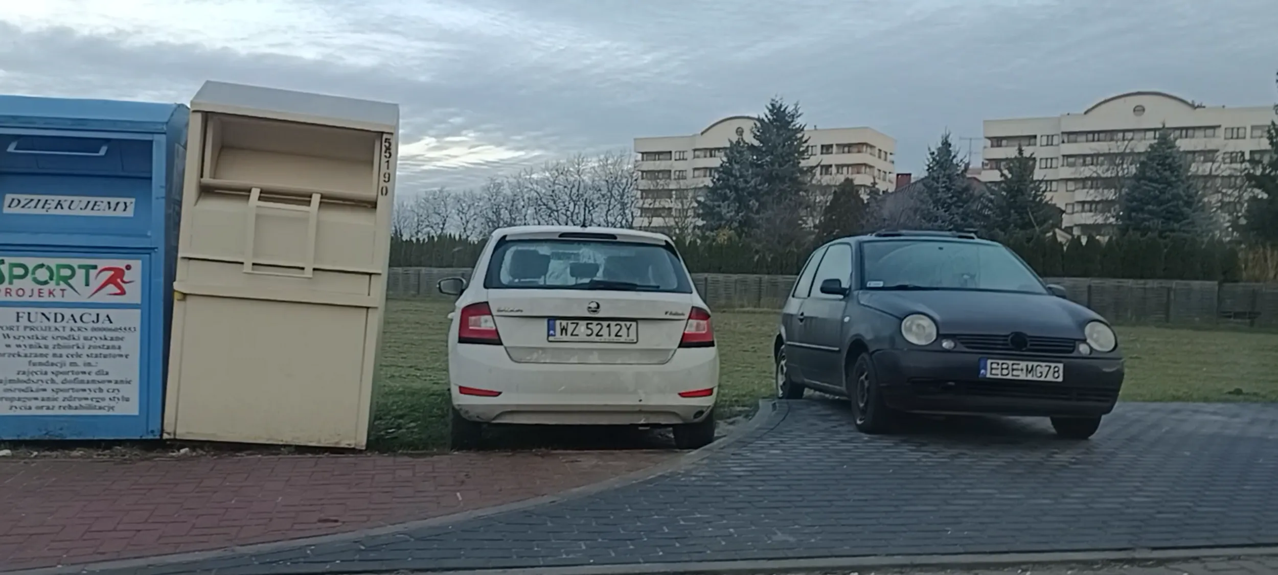 Lubi parkowanie w psich kupach i na trawniku , na chodniku nie zostawiając 1.5m przejścia dla pieszych.