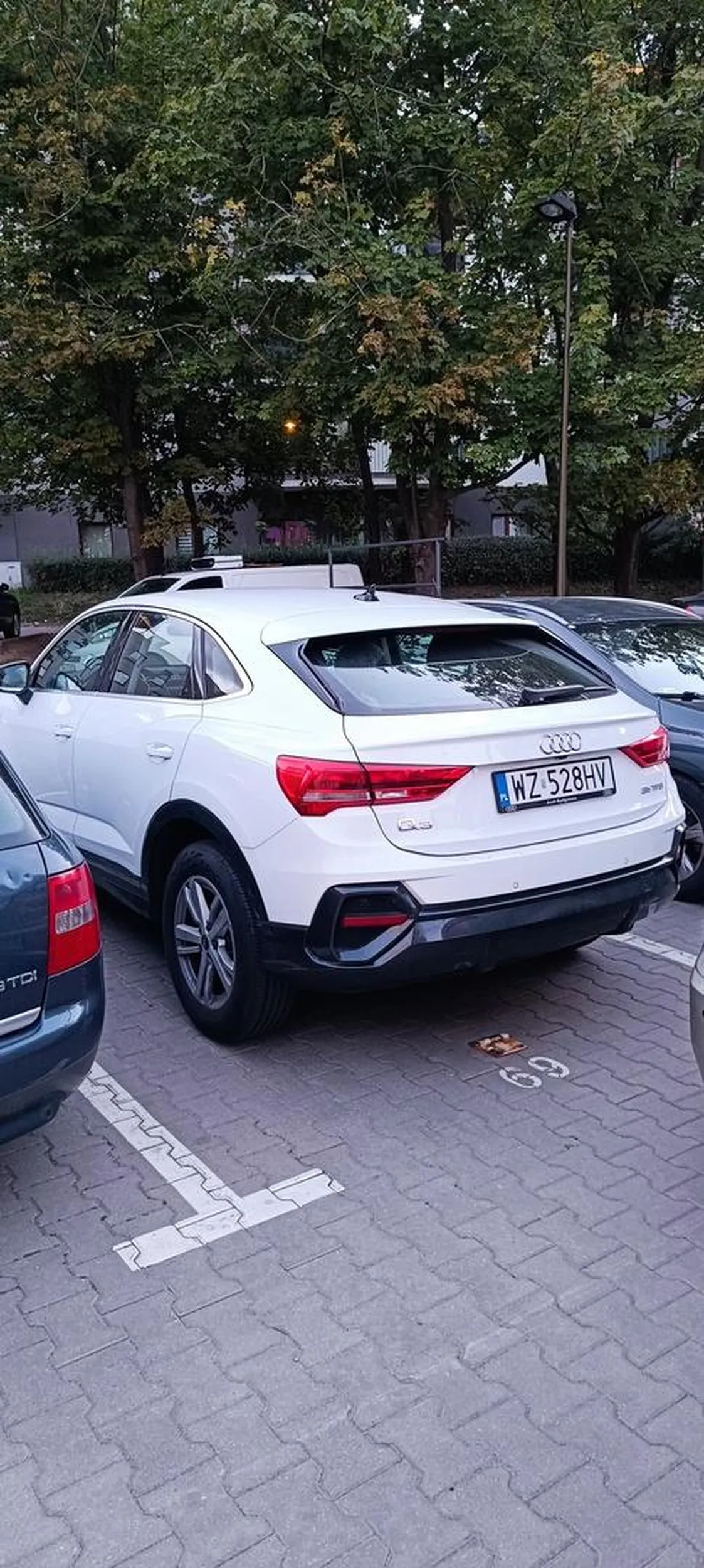 Kolego stać cię na Q3 a sępisz po cudzych miejscach parkingowych.
