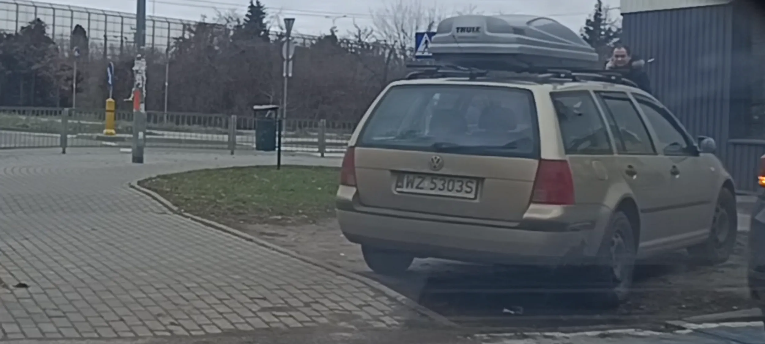 Cham parkuje na trawie