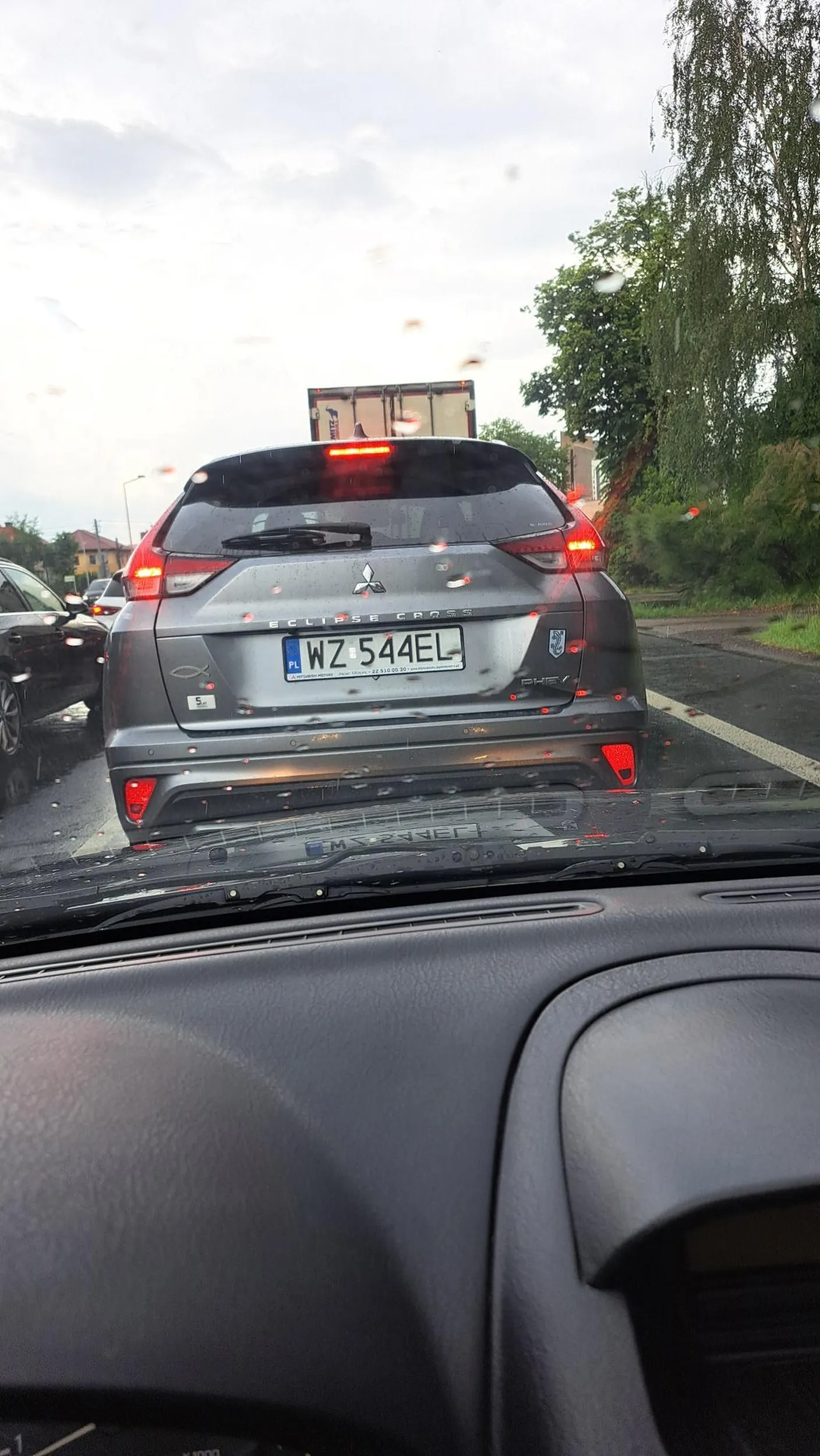 Kierowca nie reaguje na klakson i kontynuuje wjeżdżanie w moje auto w korku przed światłami. Typowa sytuacja kiedy ktoś uważa że wrzucenie kierunkowskazu jest równoznaczne z natychmiastową zmianą pasa mimo tego że skutkuje to zepchnięciem innego auta na pobocze i chodnik.