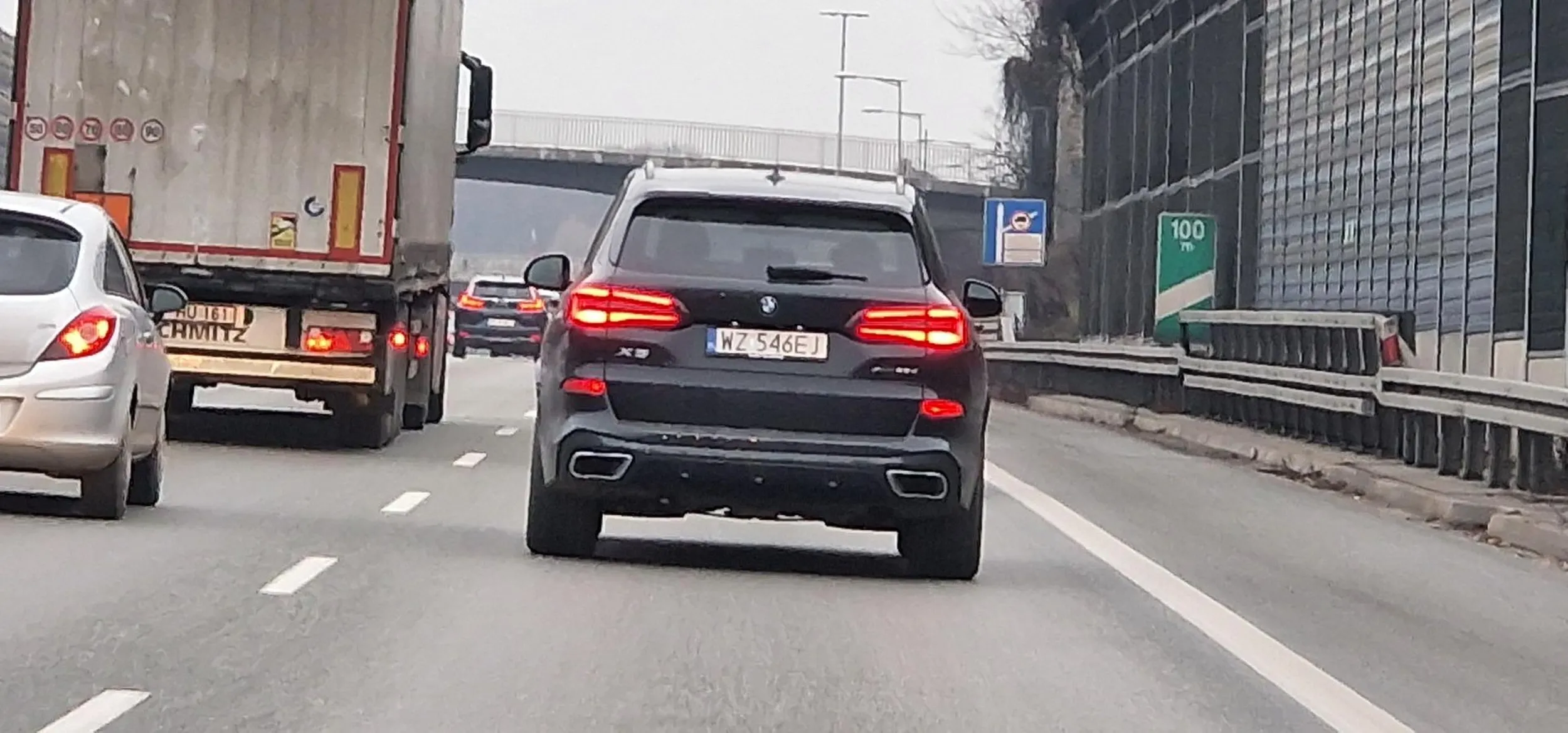 Gratuluję kierowcy lub kierowczyni nieznajomości przepisu o stosowaniu jazdy na suwak. Serdecznie nie pozdrawiam z Tasy Toruńskiej. Mam nadzieję że też sobie postoisz nieraz i poczekasz. Pal wachę, bo stać cię na dobrą brykę, ale na uprzejmość i kulturę to już nie.