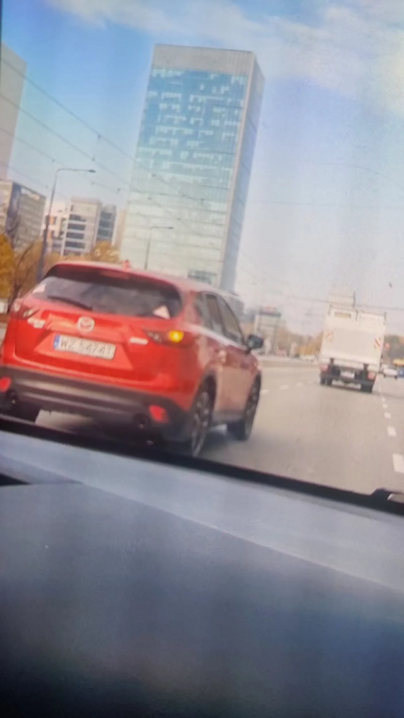 Następnym razem patrz w lusterka, bo włączony kierunkowskaz nie uchroni Cię przed wjazdem kogoś w tył Twojego auta. Pomimo strąbienia nawet nie przeprosiłeś za swój błąd. Współczuje całej rodzinie w aucie takiego kierowcy, który woli się wpieprzyć pod inne auto, niż chwilę poczekać ze zmianą pasa.