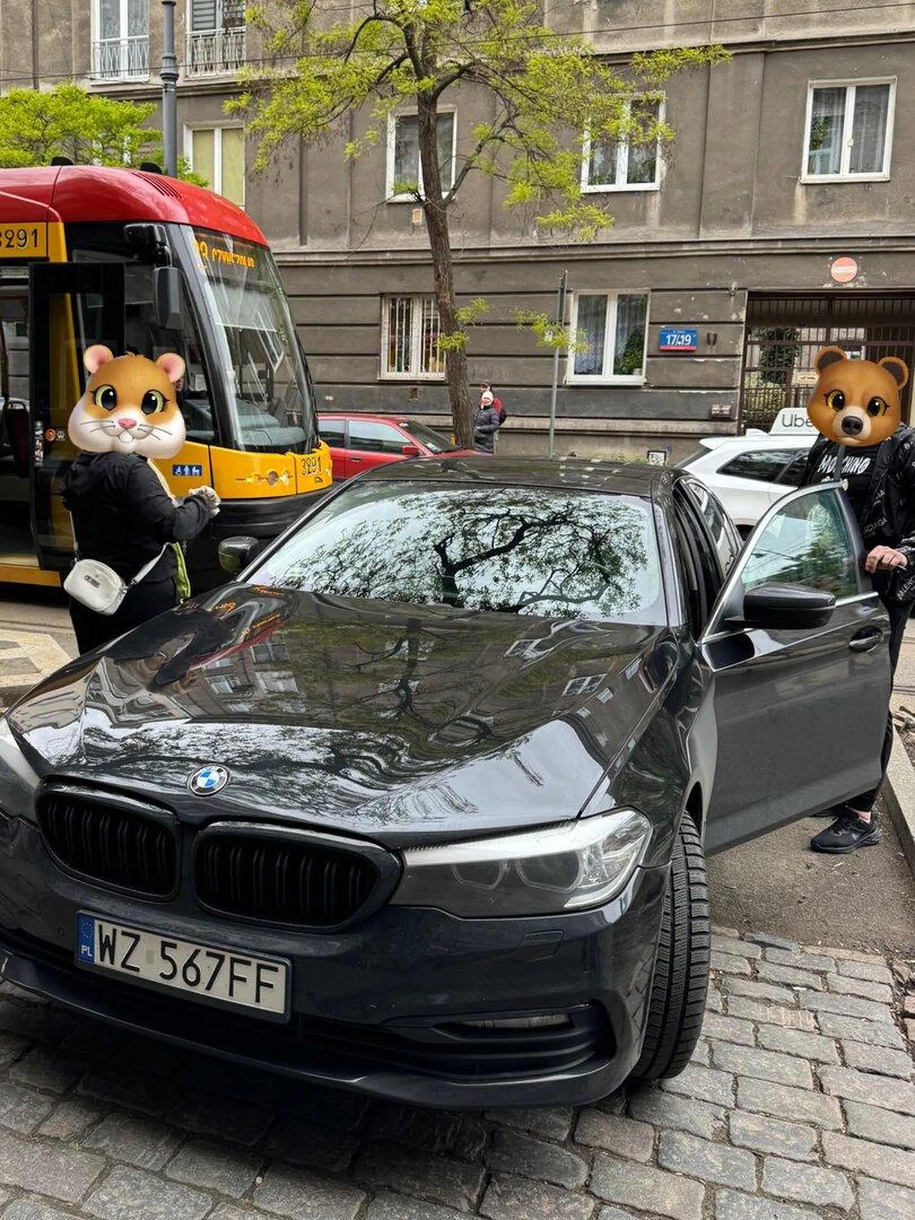 Zero myślenia przyczynowo-skutkowego. Głupek zablokował przejazd tramwaju swoim pato-parkowaniem.
