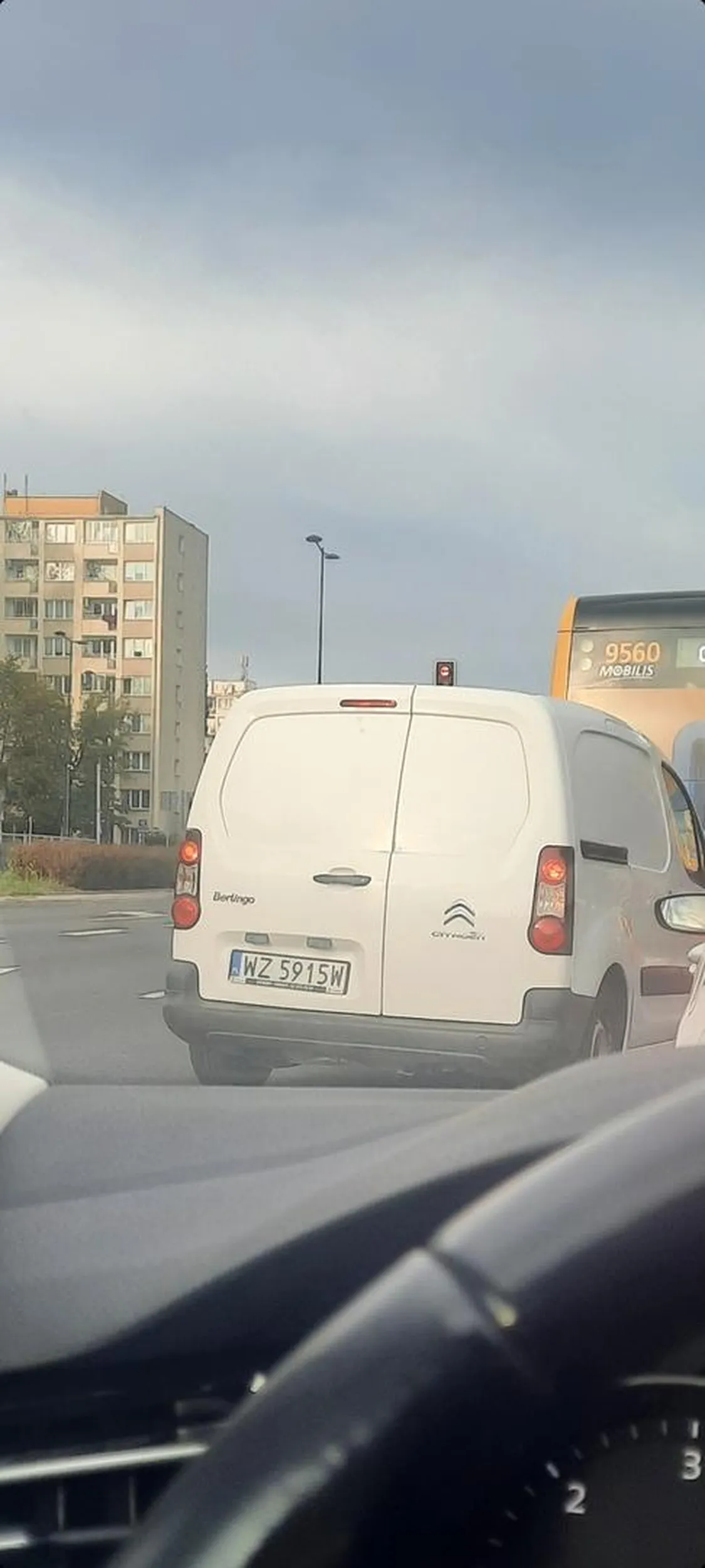 Na prawoskręcie czeka pół kilometrowa kolejka, ale szanowny pan spieszy się bardziej niż pozostali, którzy czekają.