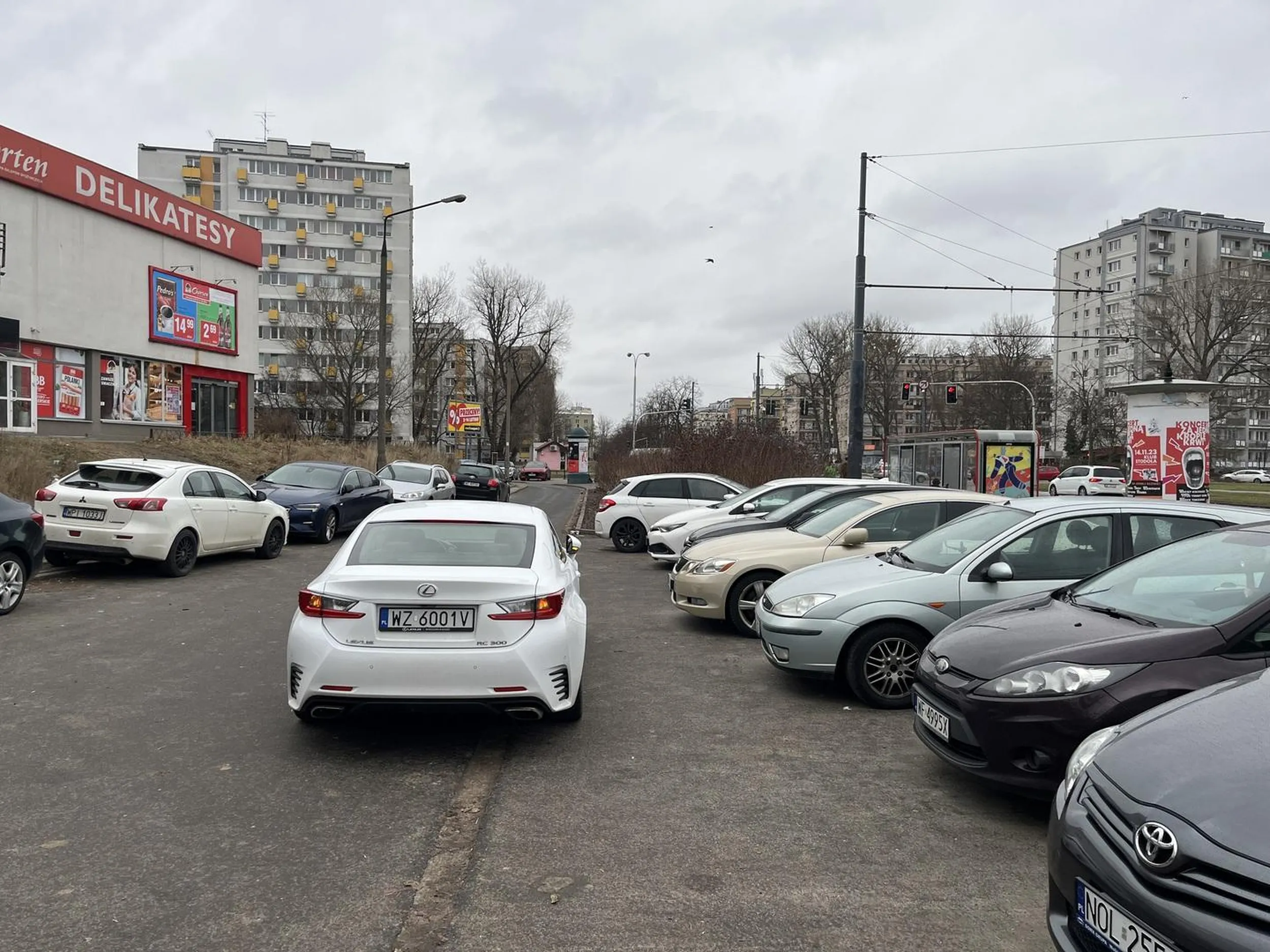 Uwaga! Lexus potrafi się zepsuć na środku parkingu.