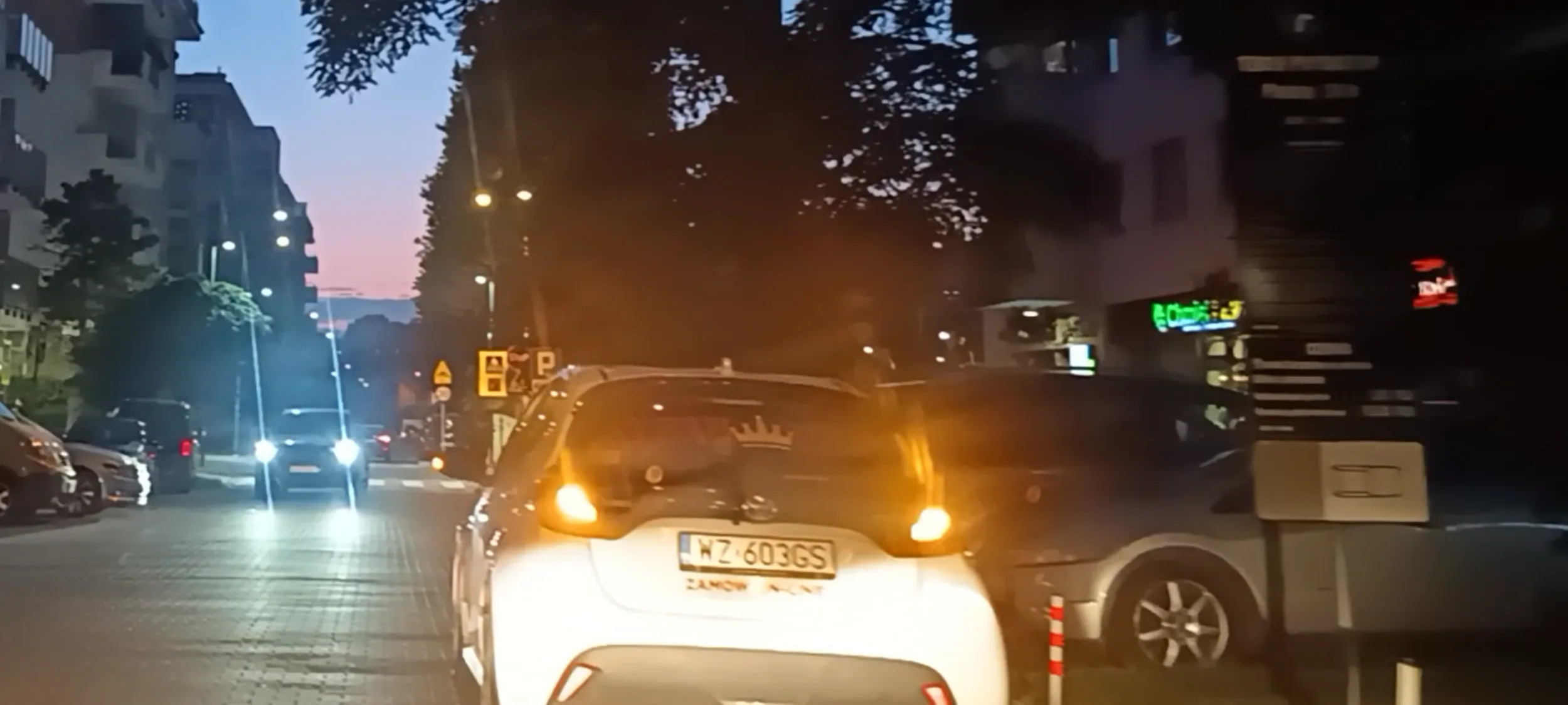 Ciapaty parkuje na wąskiej ulicy i utrudnia przejazd. Do tego rozwozi śmierdzące kebaby.