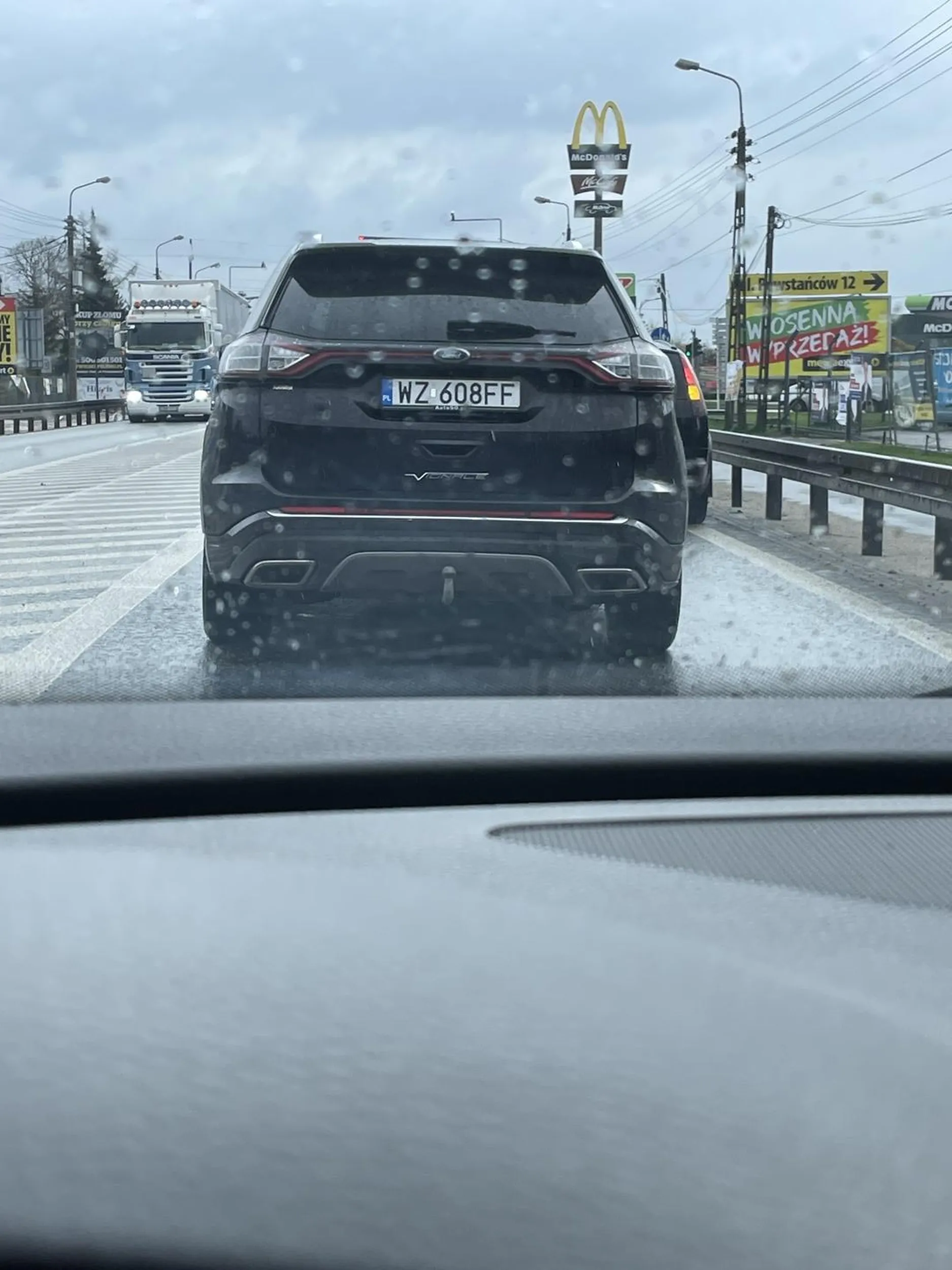 Kolego, to że zjeżdżam do osi jezdni puszczając z kultury auta na warunkowym nie oznacza, że czekam na chętnego na 1/4 mili.