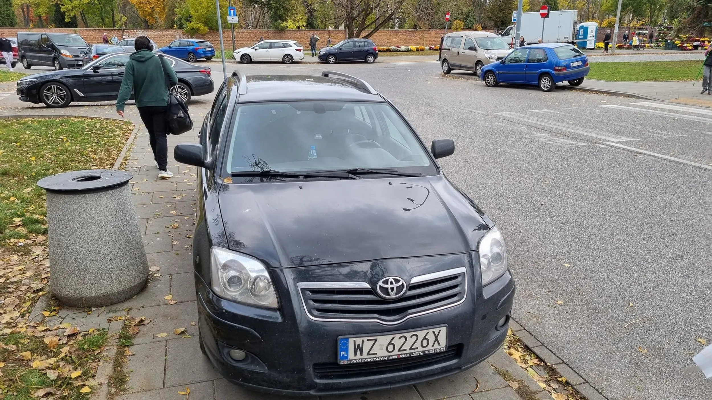 Kutas oczywiście na cmentarz, więc musiał zablokować chodnik. Już to przejście dla pieszych pomijam.