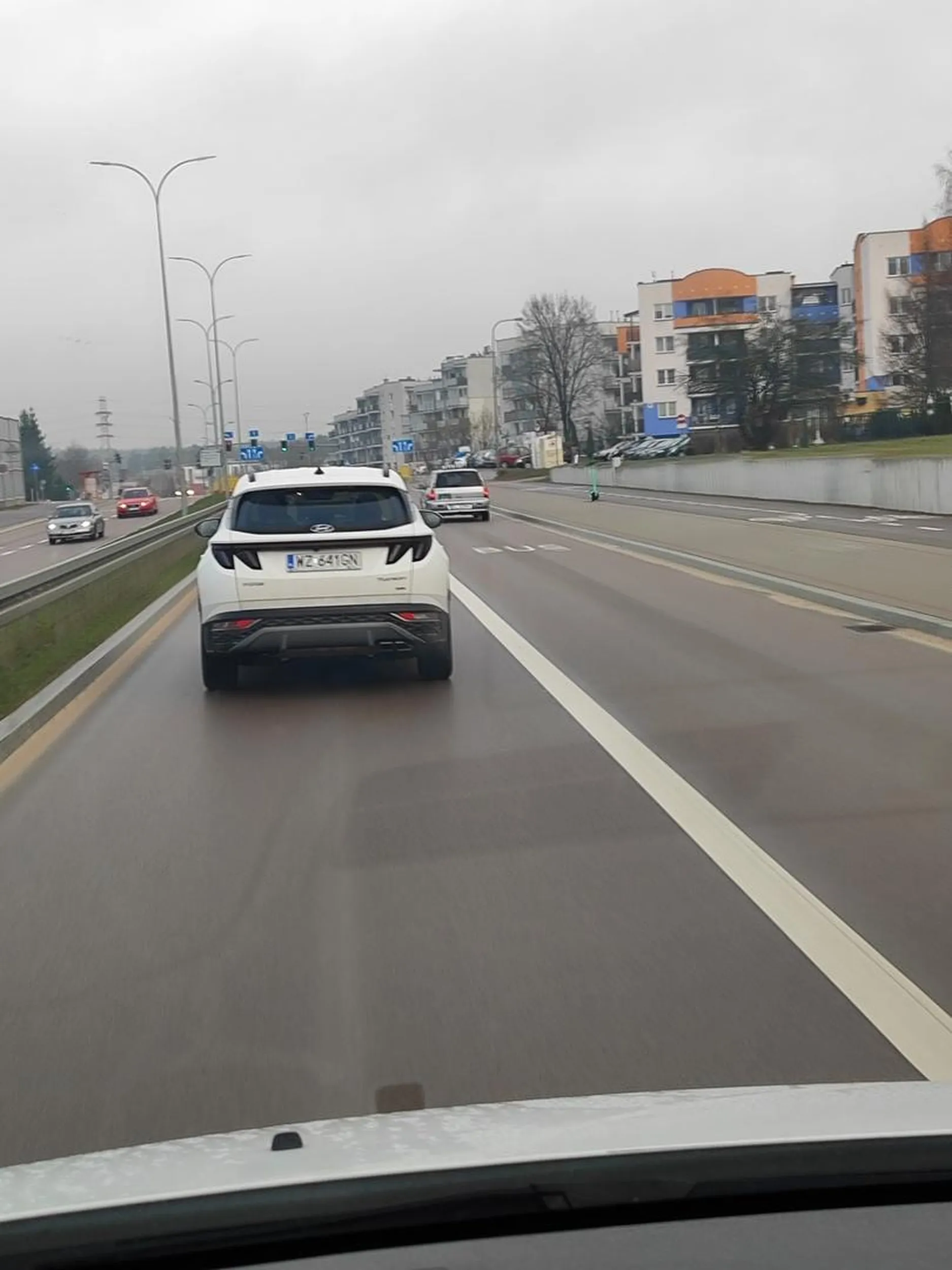 Nie zna przepisów ruchu drogowego, wymusza pierwszeństwo skręcając w lewo na skrzyżowaniu kolizyjnym blokując ruch