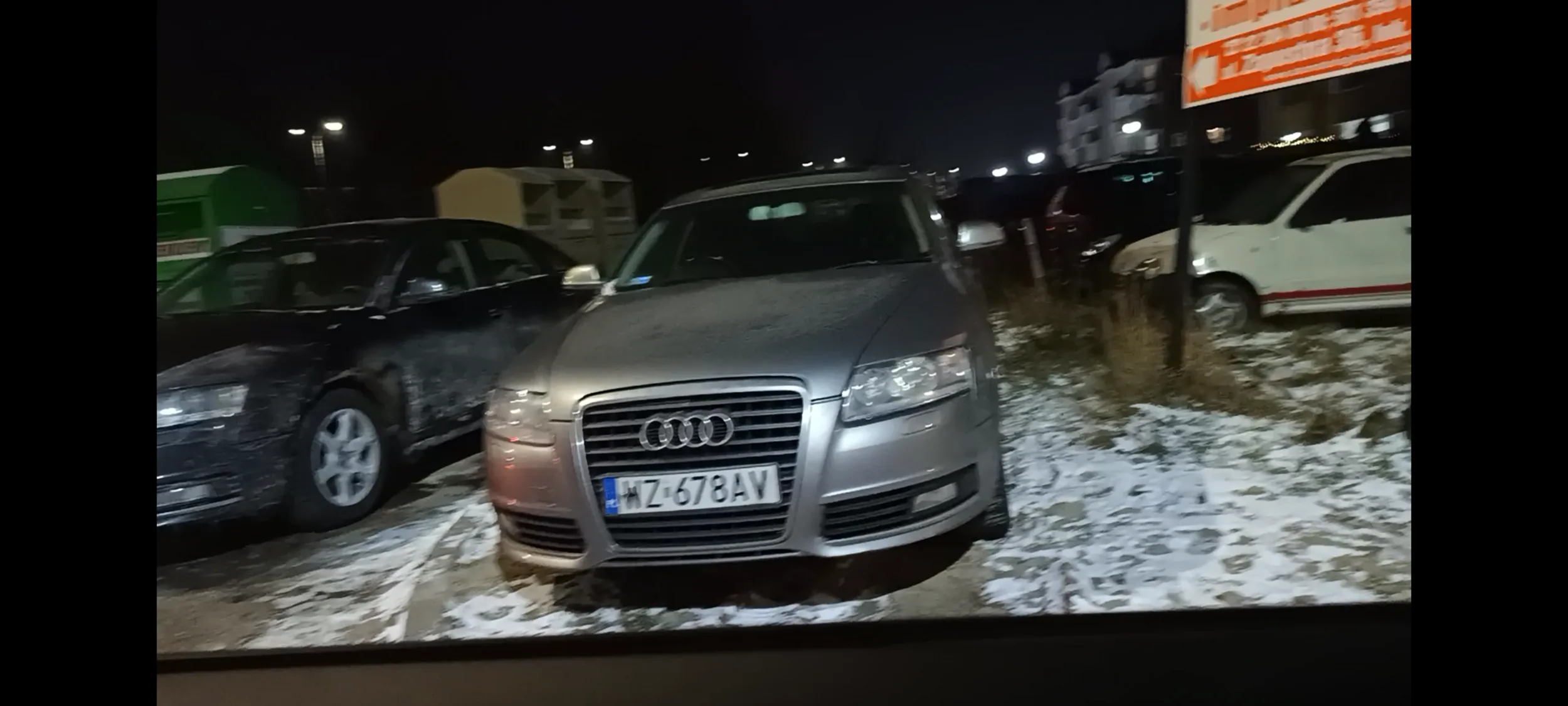 Wrak stoi porzucony na trawniku już kilka miesięcy. Złom.