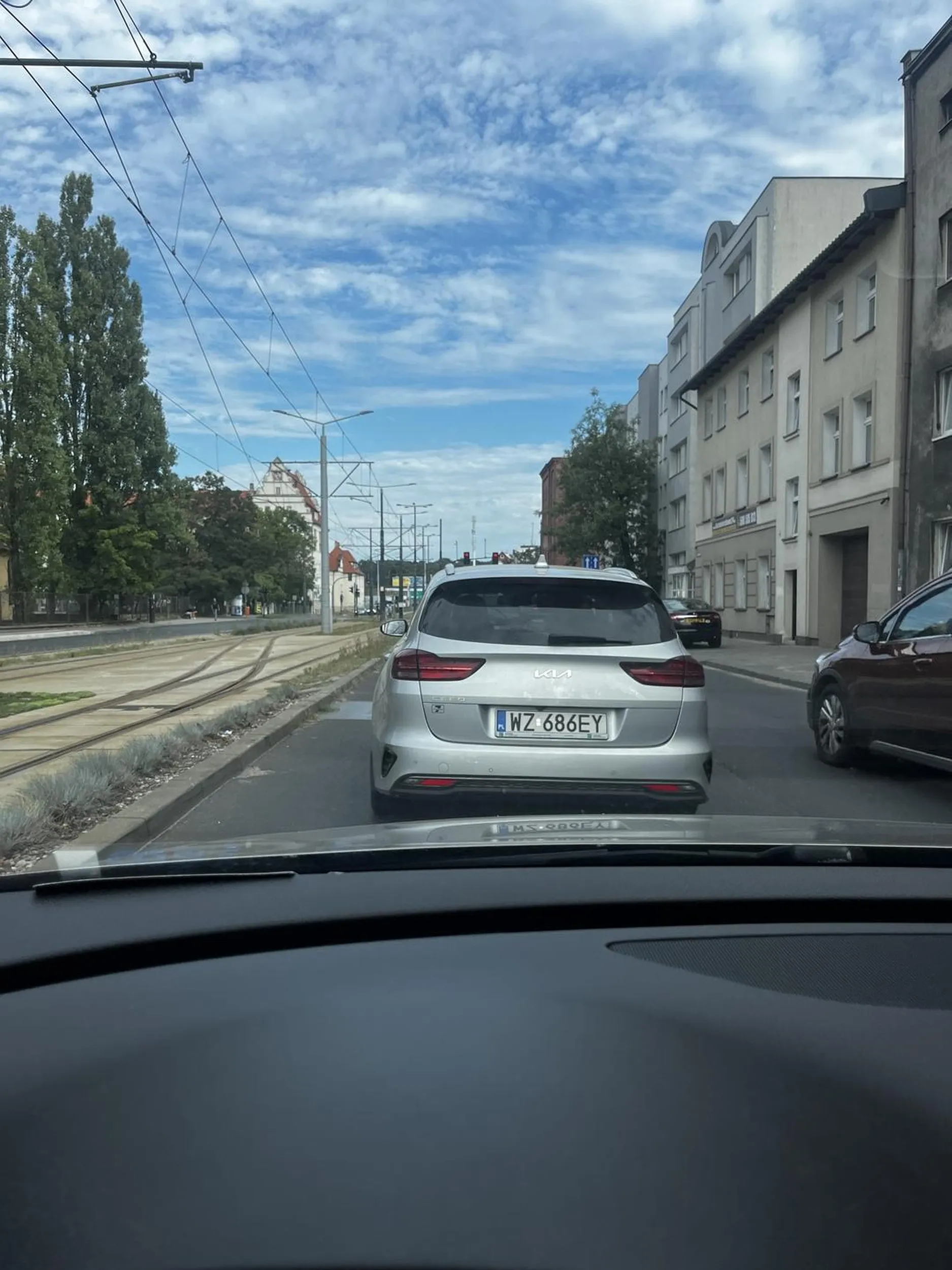 Skrajnie idiotyczne zachowanie, wpychanie się na milimetry, pozdrowienia środkowym palcem. Kierowca przedstawił się sam. Mam nadzieję że wyleczy kompleksy. Pozdrawiam serdecznie