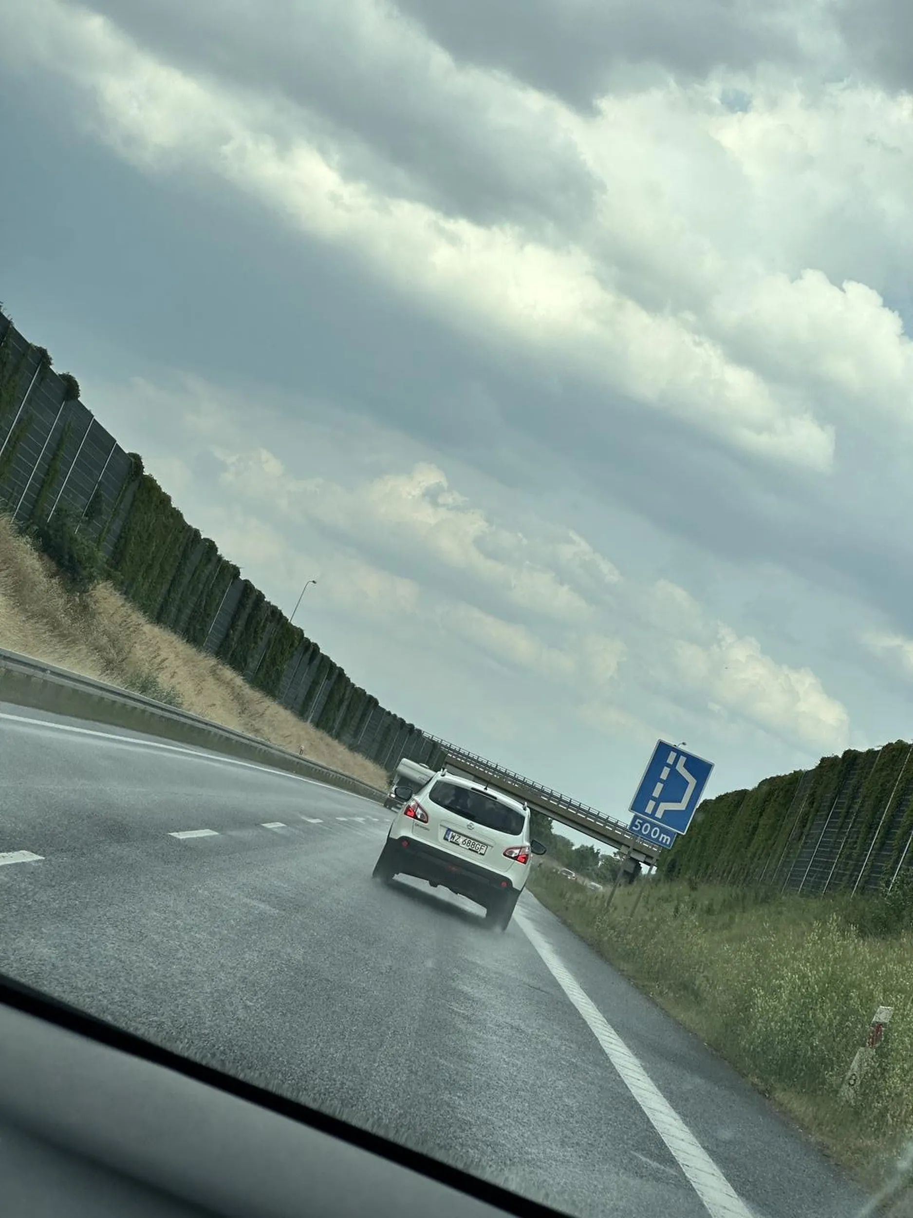 Prawo jazdy za jaja dostał. Jeździć nie potrafi, wymusza przy wyprzedzaniu. Nie polecam